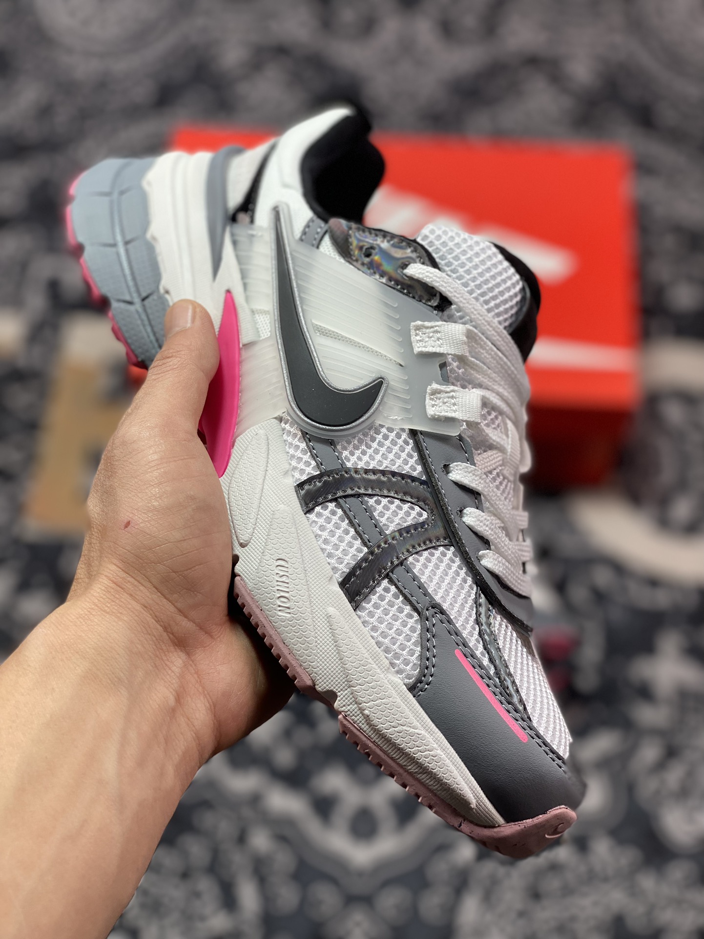 200 耐克Nike Wmns V2K Runtekk Low”White Grey Pink”复古潮系列慢跑鞋“白黑深灰粉”FZ5061-100