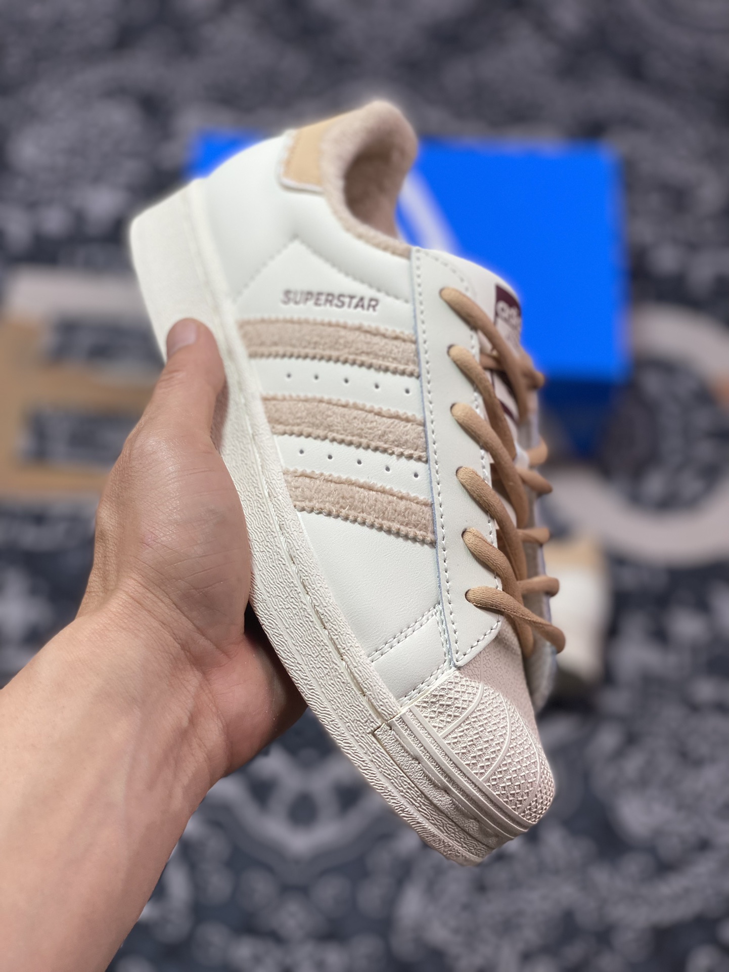 150  Adidas Originals Superstar W”Beige Bear”经典贝壳头板鞋“皮革米白浅棕毛加绒”GY2527