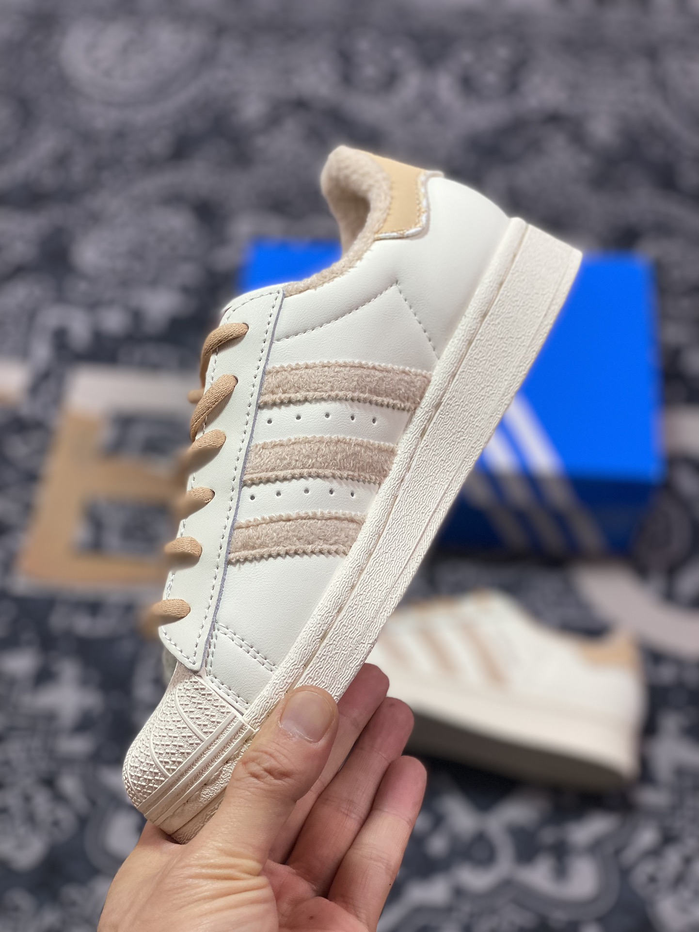 150  Adidas Originals Superstar W"Beige Bear"经典贝壳头板鞋“皮革米白浅棕毛加绒”GY2527