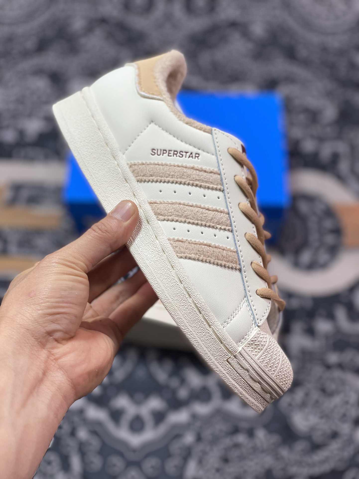 150  Adidas Originals Superstar W"Beige Bear"经典贝壳头板鞋“皮革米白浅棕毛加绒”GY2527