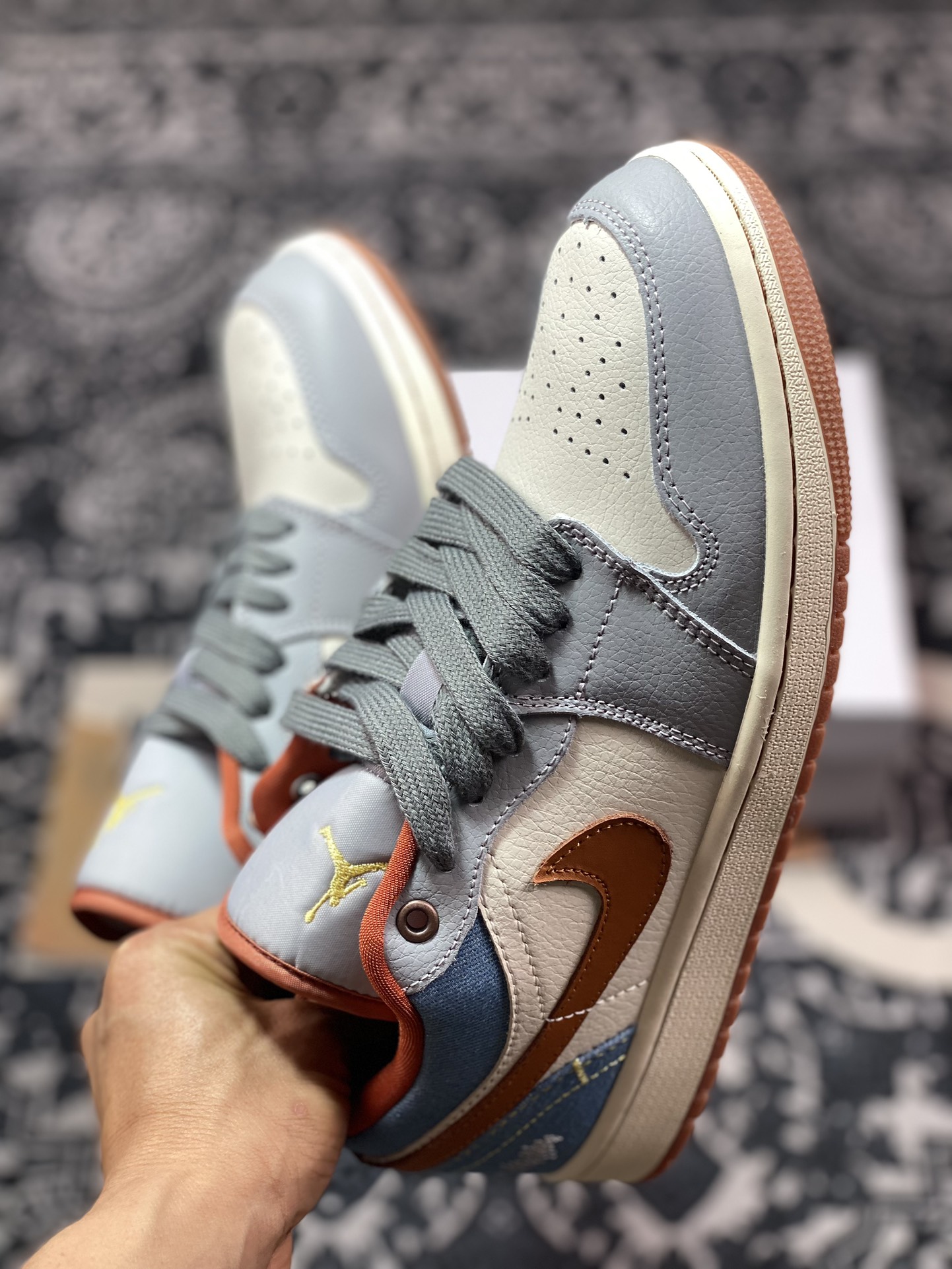 200 耐克Nike Air Jordan 1 Low SE"Phantom Denim Swoosh"AJ1乔丹一代低篮球鞋“灰棕牛仔蓝情人节”FZ5045-091