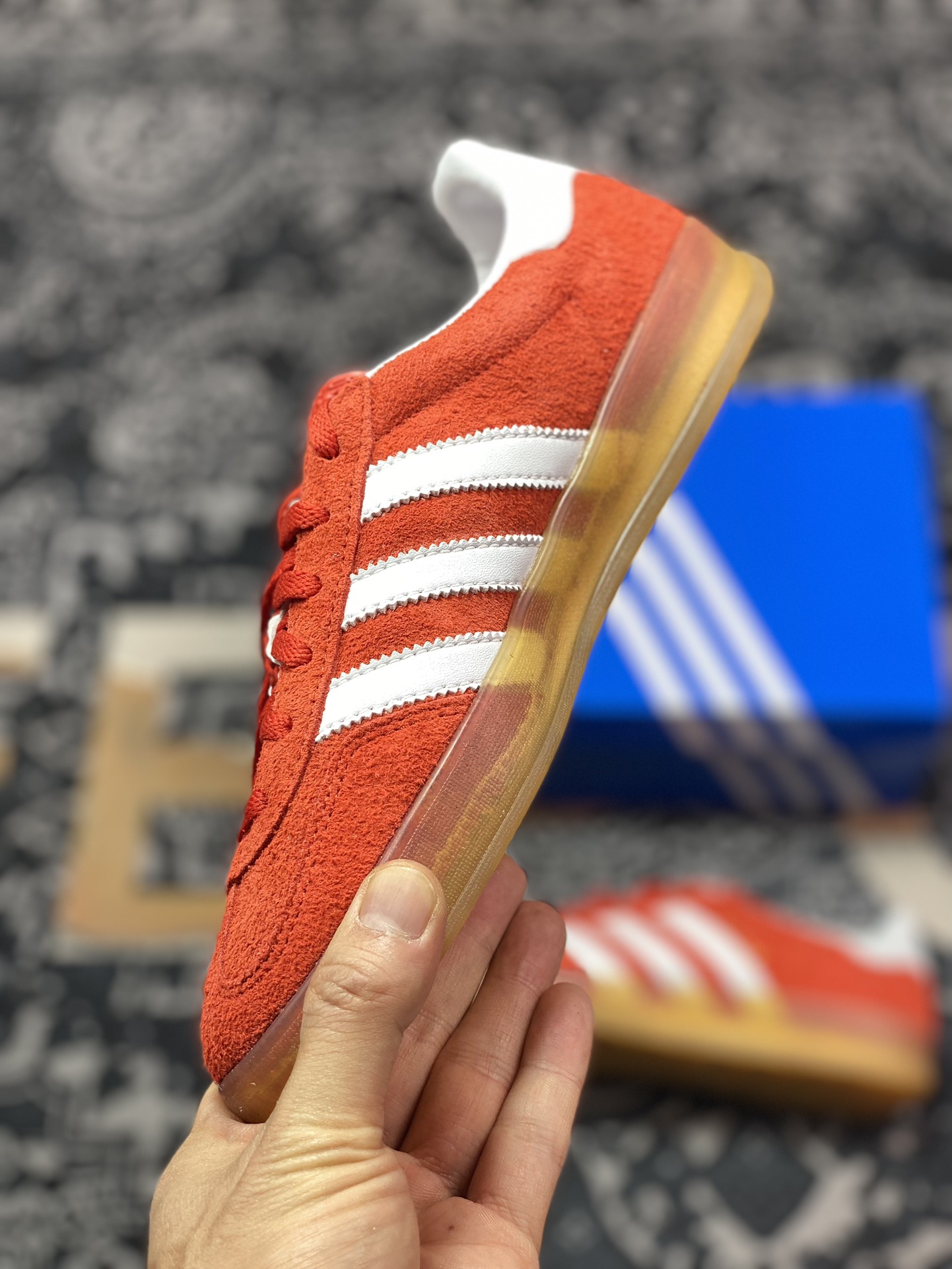 240  阿迪达斯Adidas Gazelle Indoor Trainers 羚羊内训系列低帮板鞋“桔红白生胶底”HQ8718