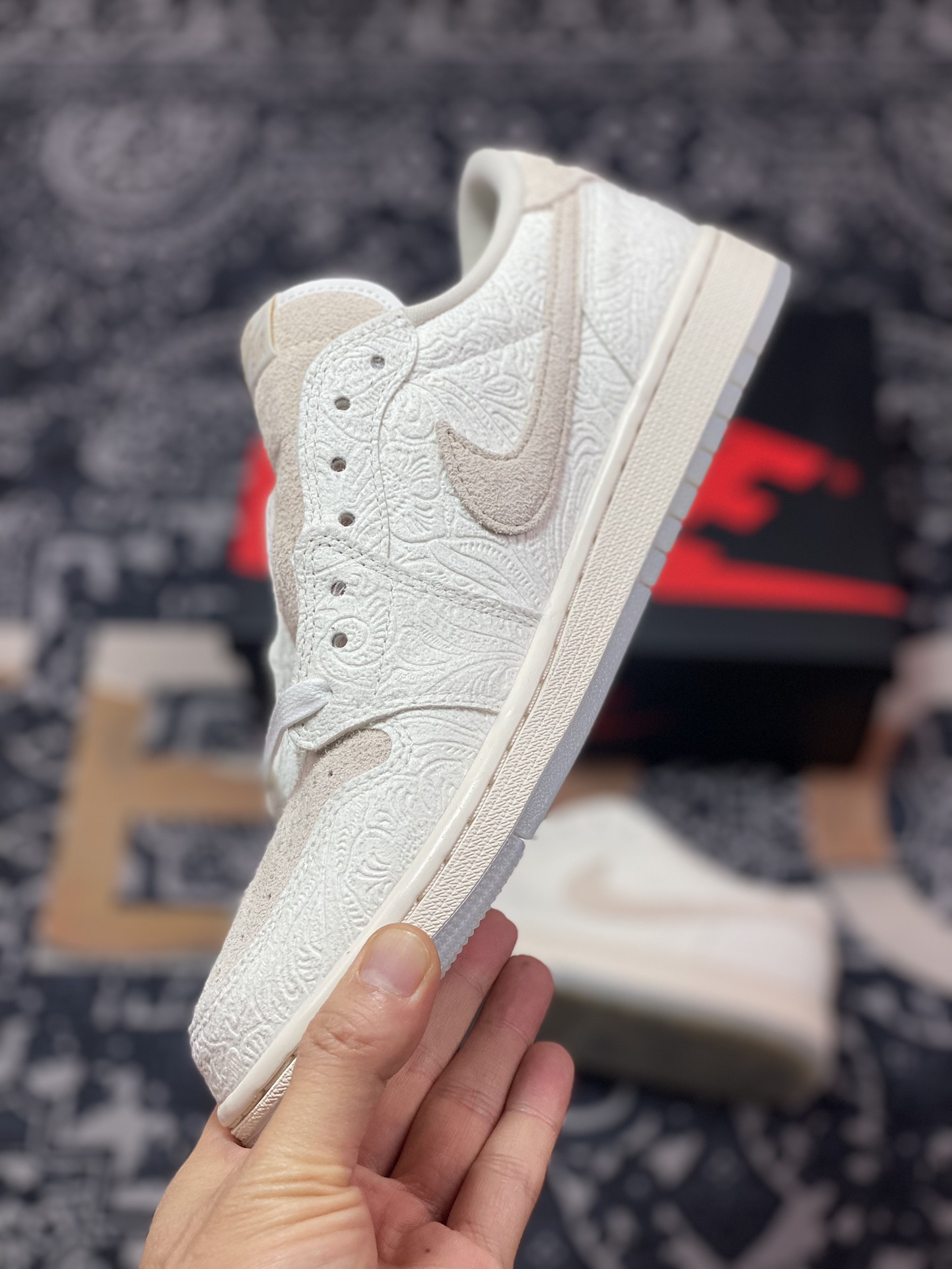 360 优选 原装级别Chris Paul x Air Jordan 1 Low "Light Cream and Sail" 浮雕白AJ1低帮休闲板鞋 FZ0455-200