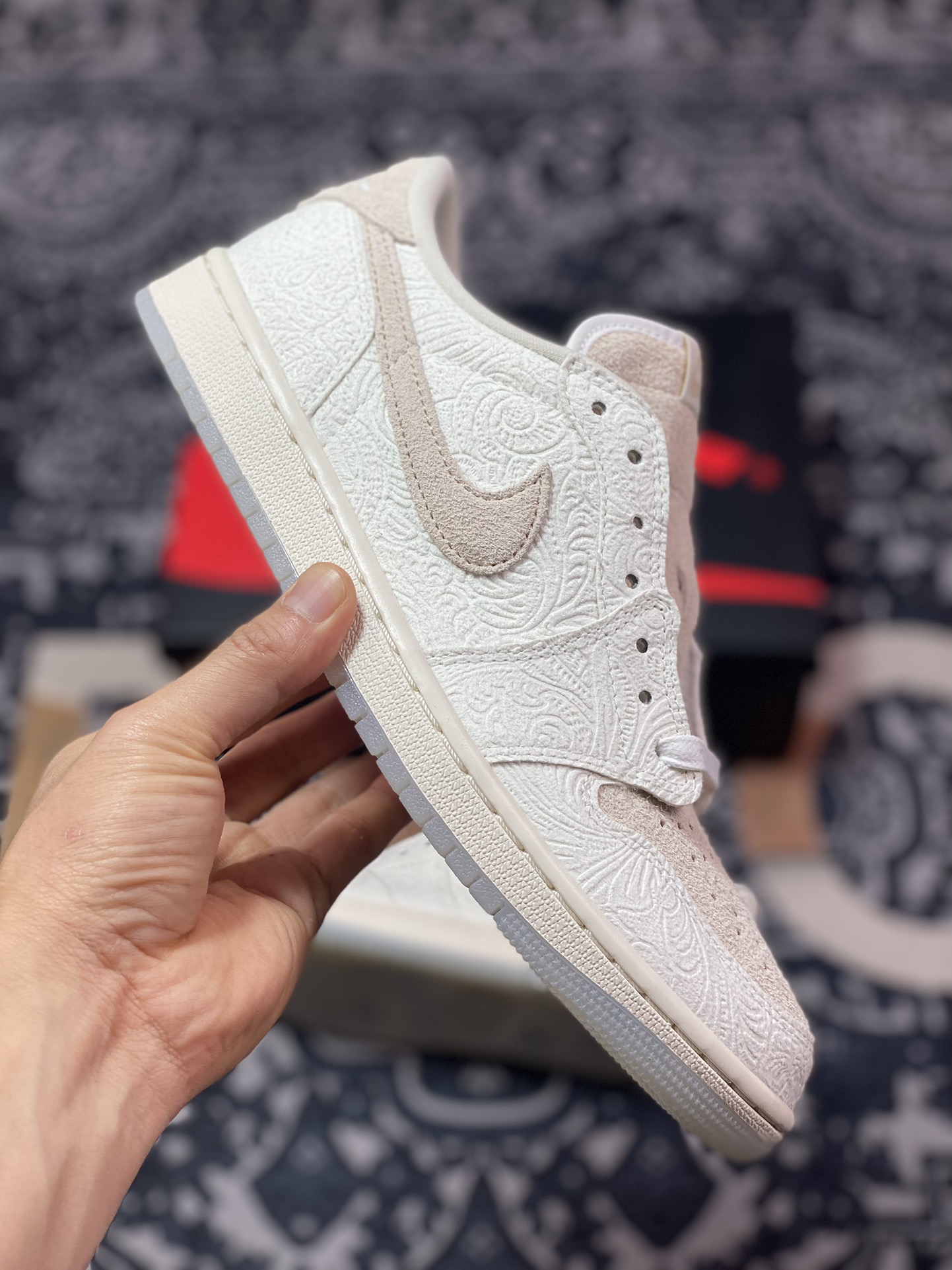 360 优选 原装级别Chris Paul x Air Jordan 1 Low "Light Cream and Sail" 浮雕白AJ1低帮休闲板鞋 FZ0455-200