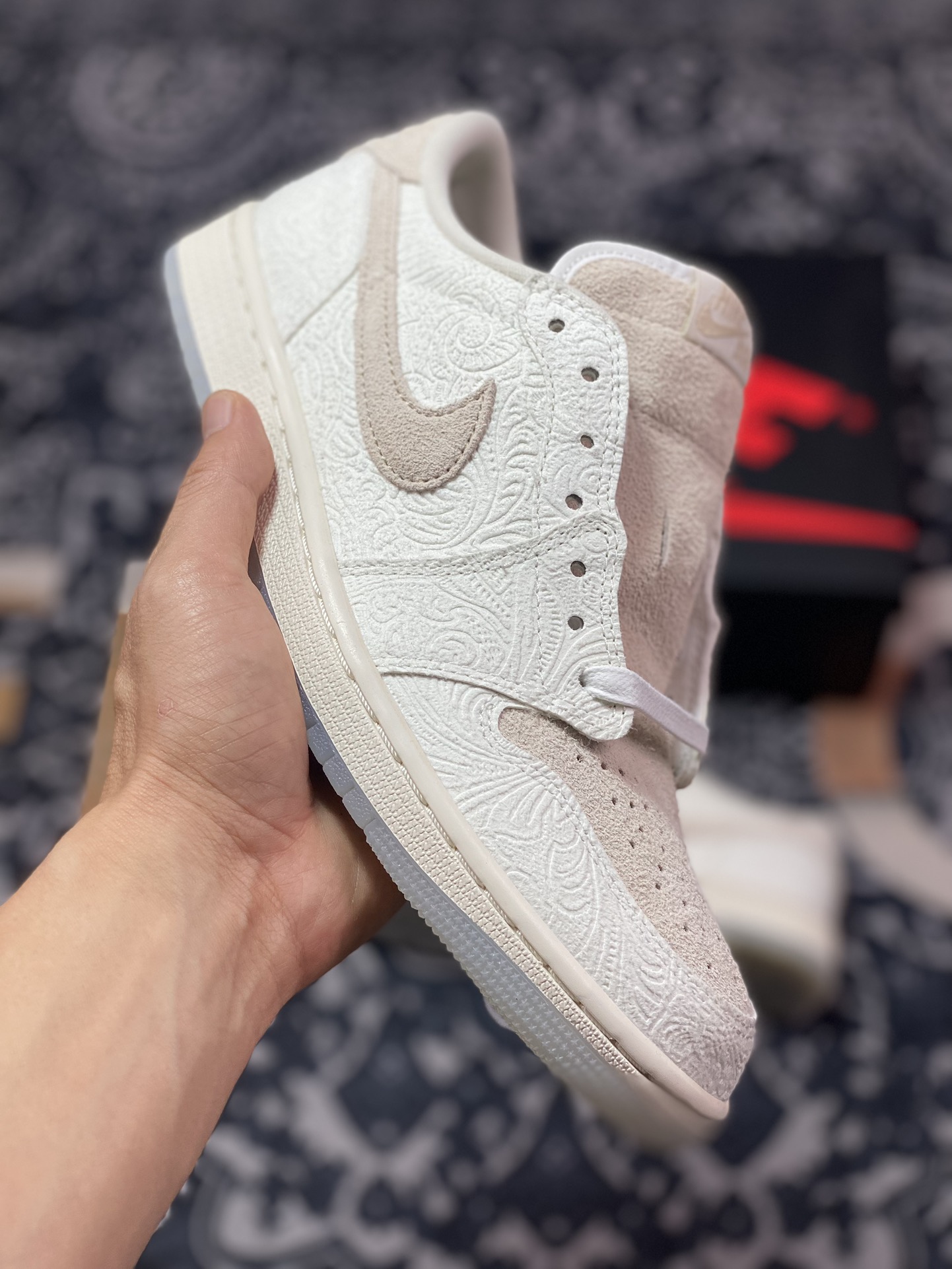 360 优选 原装级别Chris Paul x Air Jordan 1 Low “Light Cream and Sail” 浮雕白AJ1低帮休闲板鞋 FZ0455-200