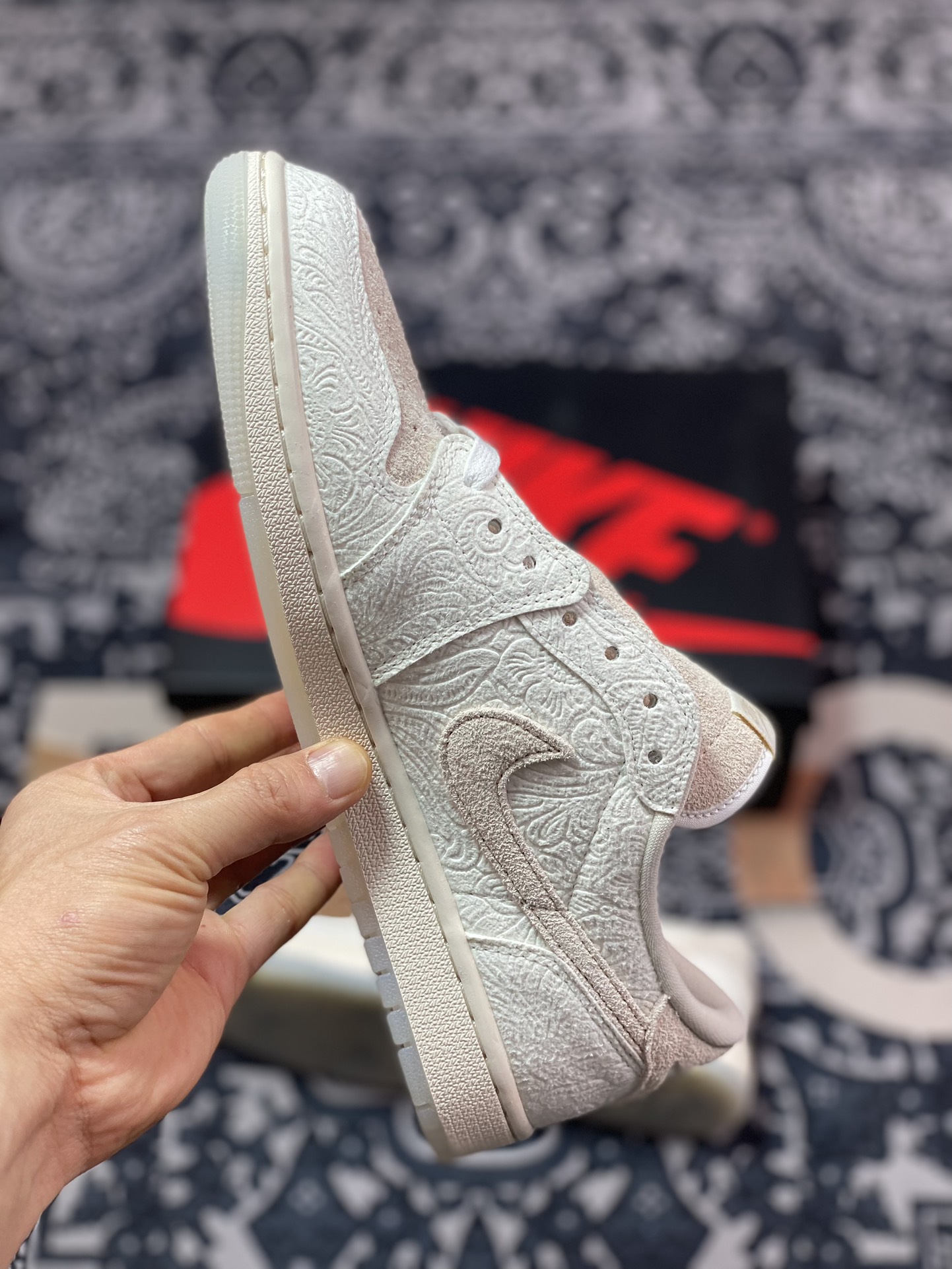 360 优选 原装级别Chris Paul x Air Jordan 1 Low "Light Cream and Sail" 浮雕白AJ1低帮休闲板鞋 FZ0455-200