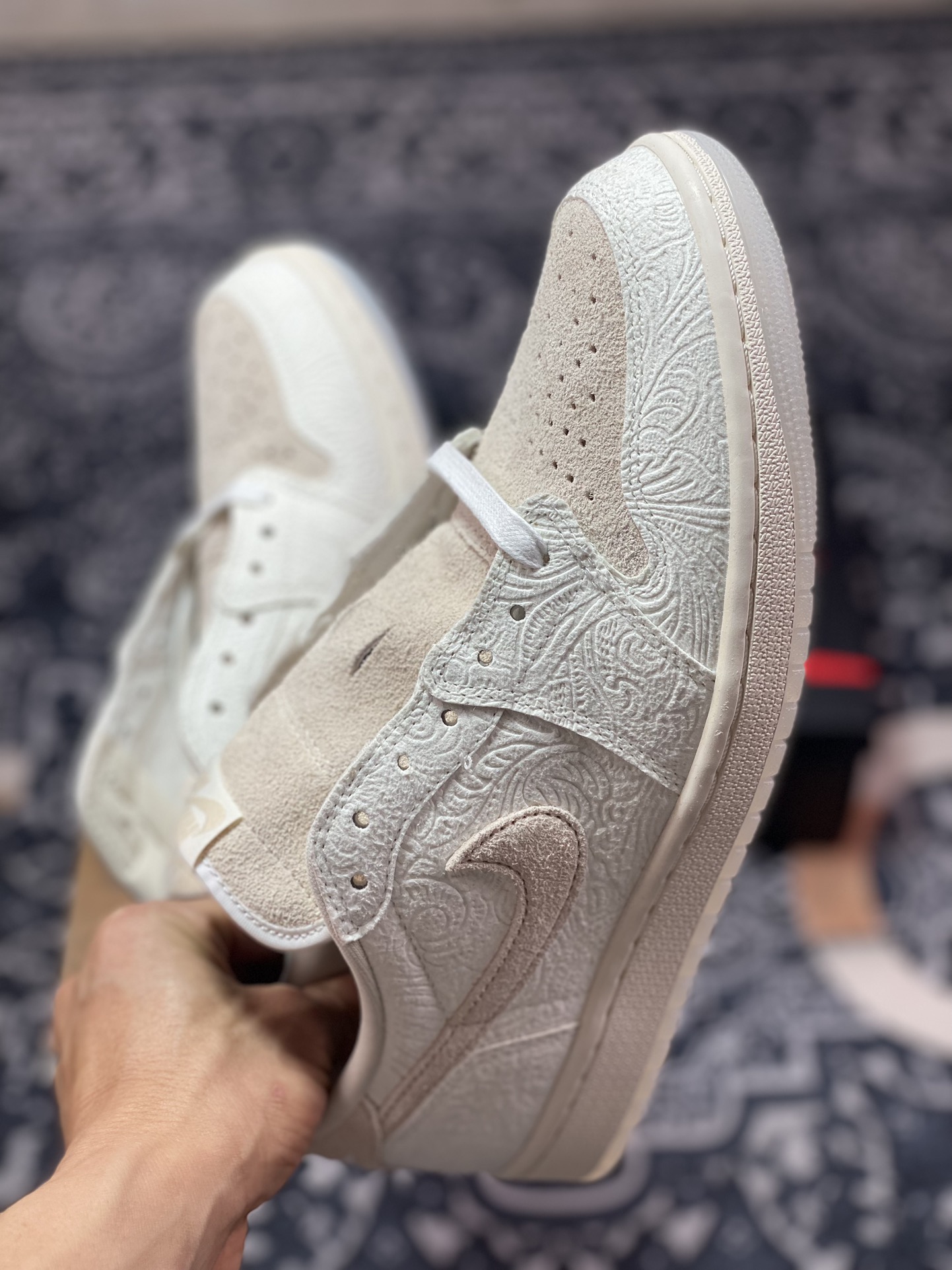 360 优选 原装级别Chris Paul x Air Jordan 1 Low "Light Cream and Sail" 浮雕白AJ1低帮休闲板鞋 FZ0455-200