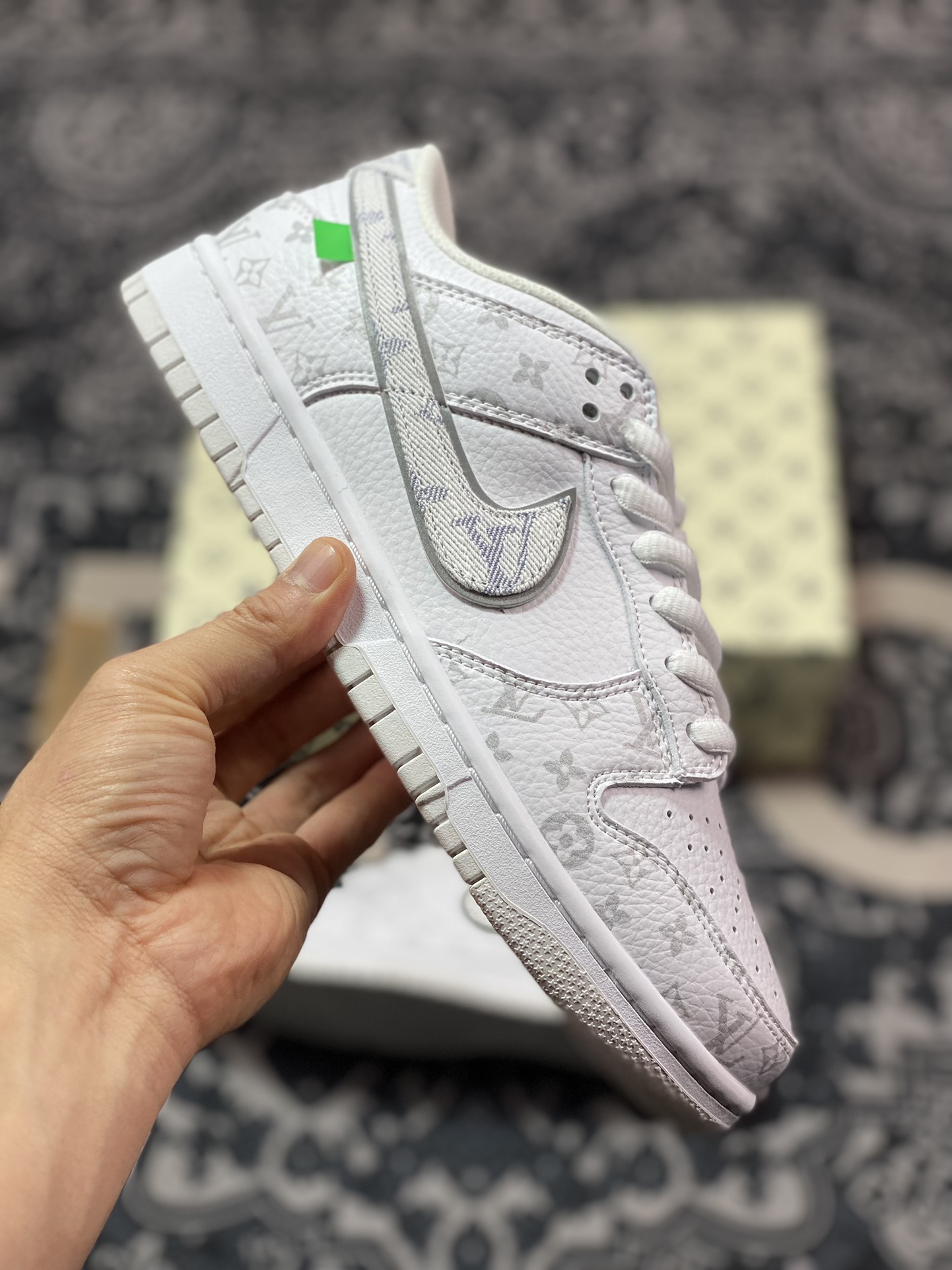 280 路易威登Louis Vuitton x Nike SB Dunk Low"White/Grey/LV Monogram"扣篮系列板鞋“皮革白浅灰牛仔LV老花印面”LV0526-592