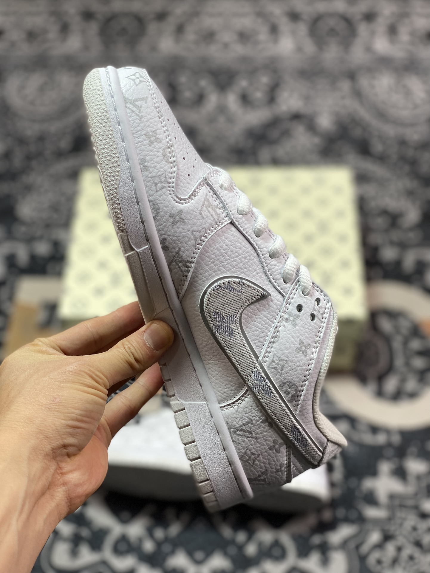 280 路易威登Louis Vuitton x Nike SB Dunk Low"White/Grey/LV Monogram"扣篮系列板鞋“皮革白浅灰牛仔LV老花印面”LV0526-592