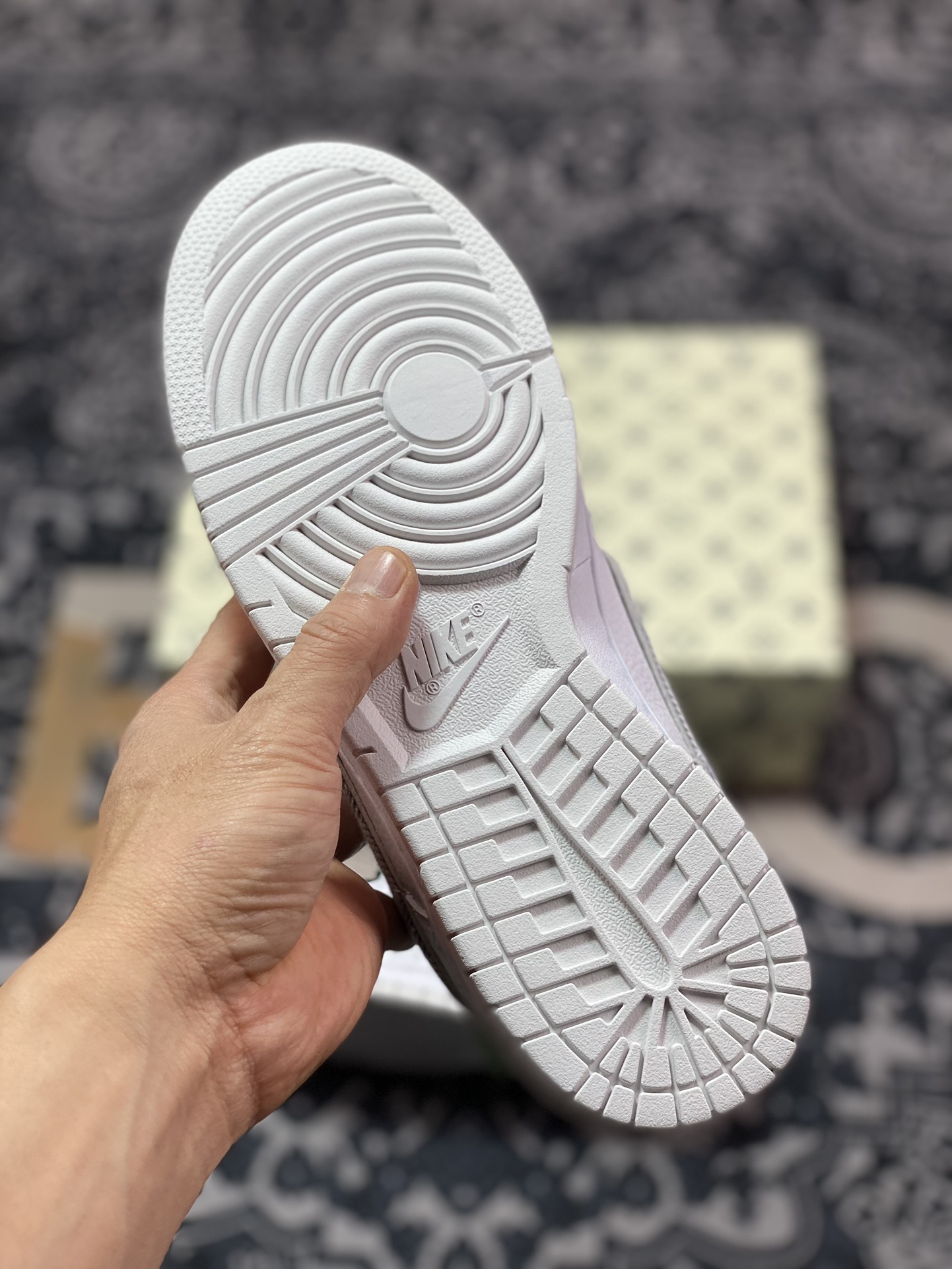 280 路易威登Louis Vuitton x Nike SB Dunk Low"White/Grey/LV Monogram"扣篮系列板鞋“皮革白浅灰牛仔LV老花印面”LV0526-592