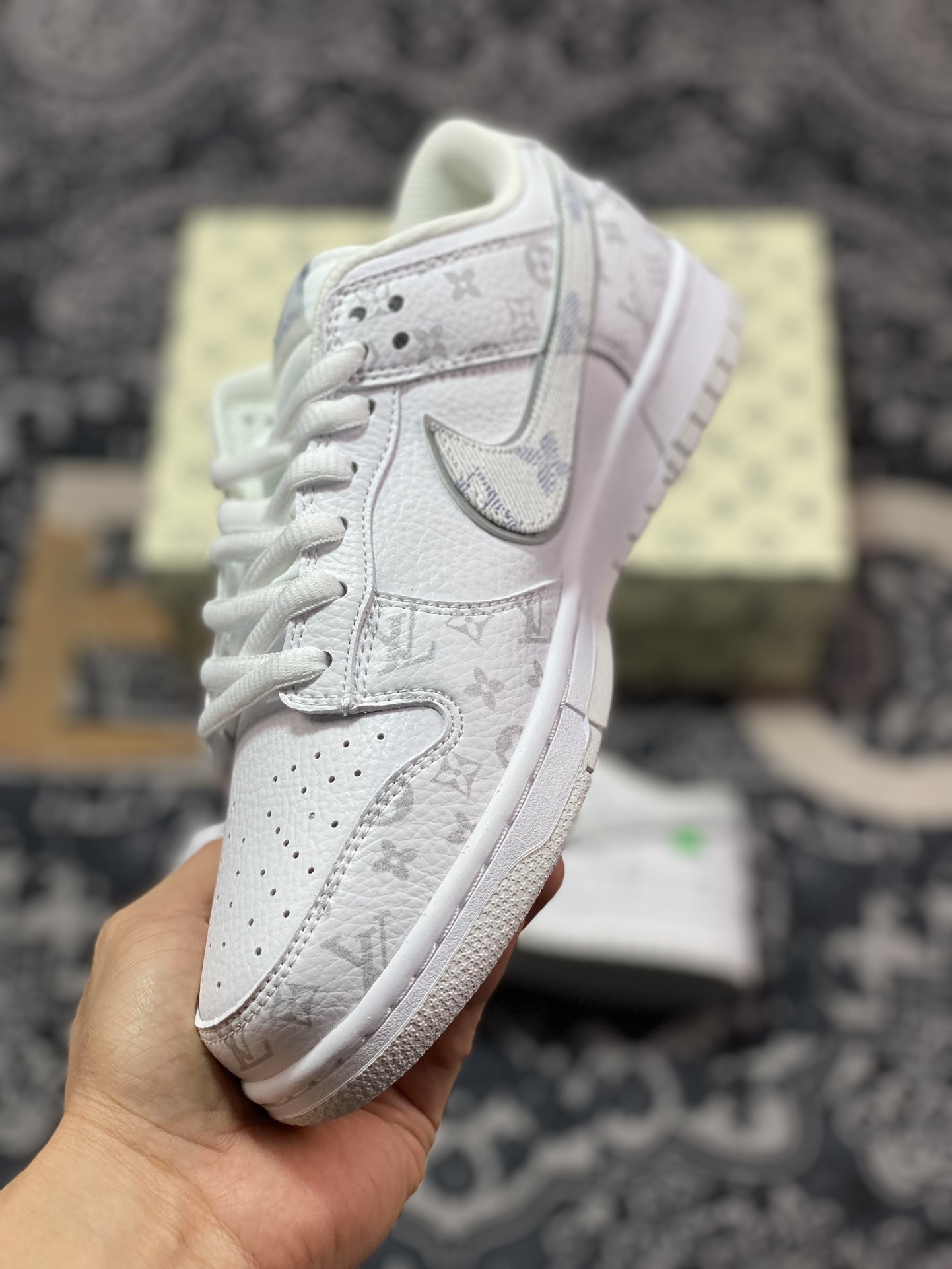 280 路易威登Louis Vuitton x Nike SB Dunk Low"White/Grey/LV Monogram"扣篮系列板鞋“皮革白浅灰牛仔LV老花印面”LV0526-592