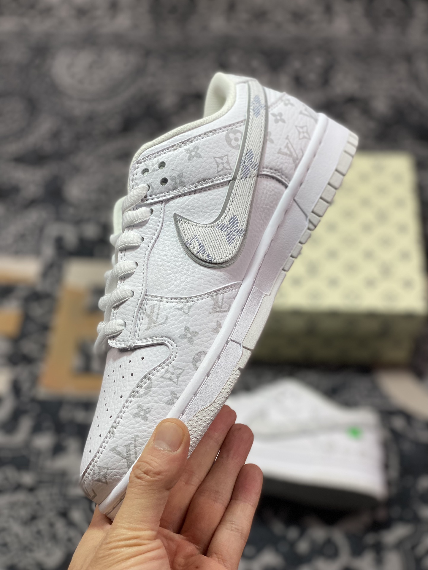 280 路易威登Louis Vuitton x Nike SB Dunk Low"White/Grey/LV Monogram"扣篮系列板鞋“皮革白浅灰牛仔LV老花印面”LV0526-592