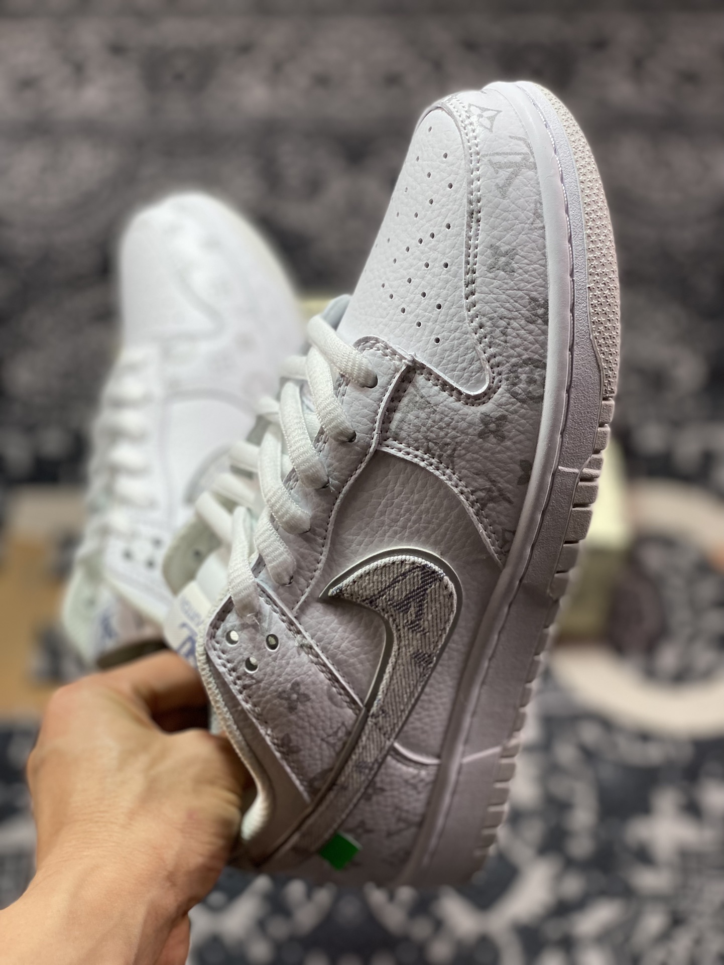 280 路易威登Louis Vuitton x Nike SB Dunk Low"White/Grey/LV Monogram"扣篮系列板鞋“皮革白浅灰牛仔LV老花印面”LV0526-592