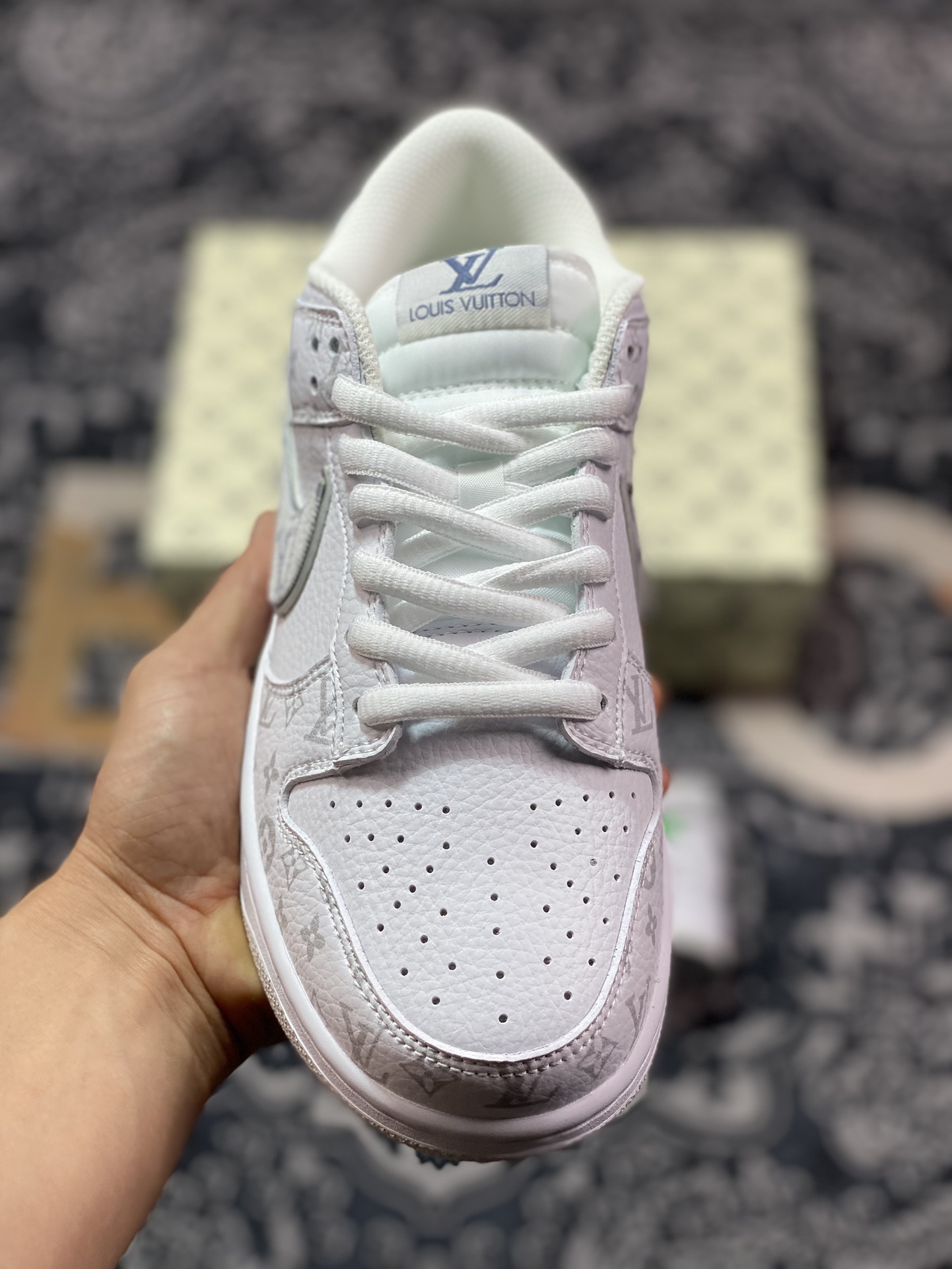 280 路易威登Louis Vuitton x Nike SB Dunk Low"White/Grey/LV Monogram"扣篮系列板鞋“皮革白浅灰牛仔LV老花印面”LV0526-592