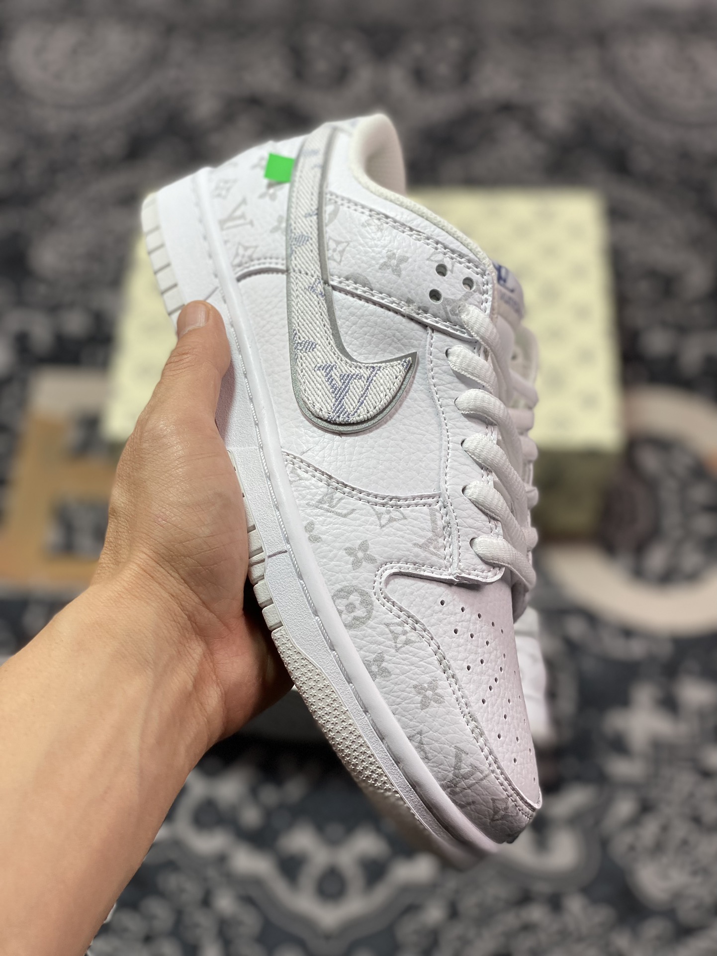 280 路易威登Louis Vuitton x Nike SB Dunk Low”White/Grey/LV Monogram”扣篮系列板鞋“皮革白浅灰牛仔LV老花印面”LV0526-592