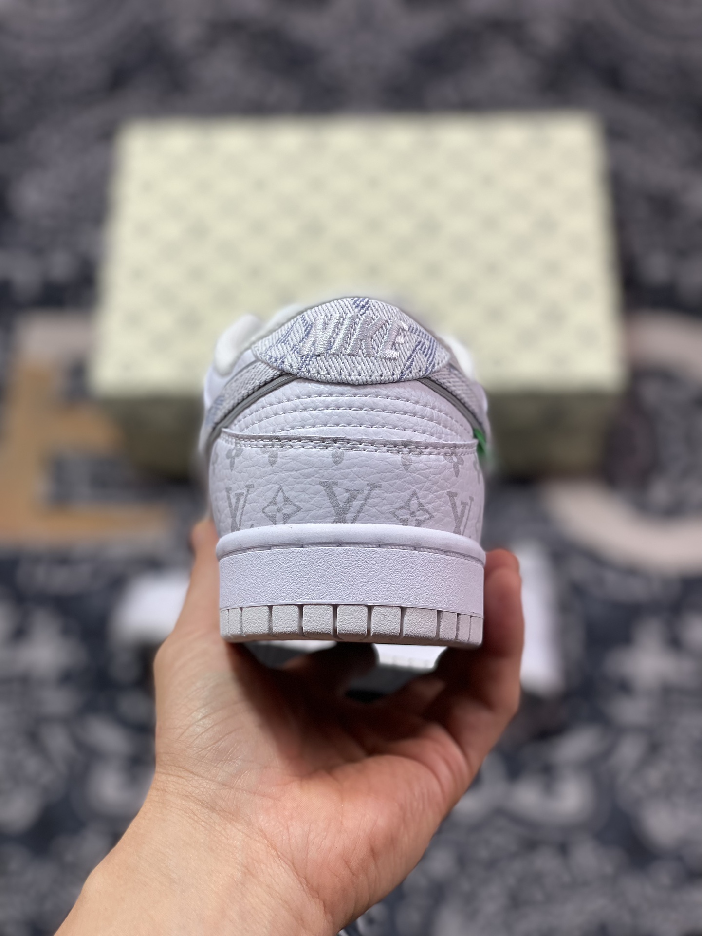 280 路易威登Louis Vuitton x Nike SB Dunk Low"White/Grey/LV Monogram"扣篮系列板鞋“皮革白浅灰牛仔LV老花印面”LV0526-592