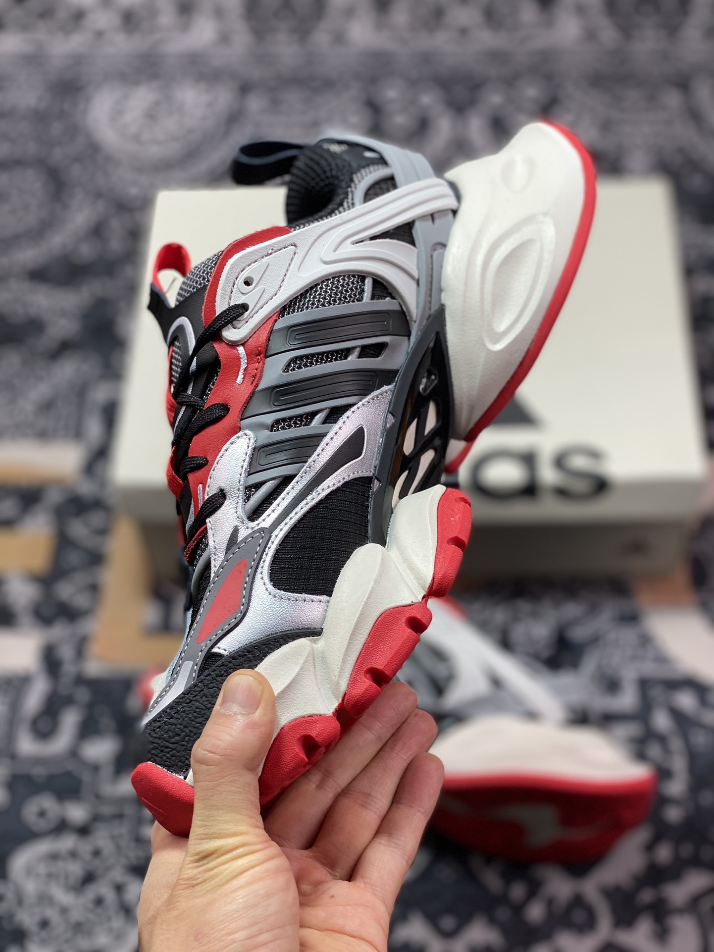 320 阿迪达斯Adidas XLG Runner Deluxe 跑步者豪华版系列低帮慢跑鞋“黑白灰红”IH0615