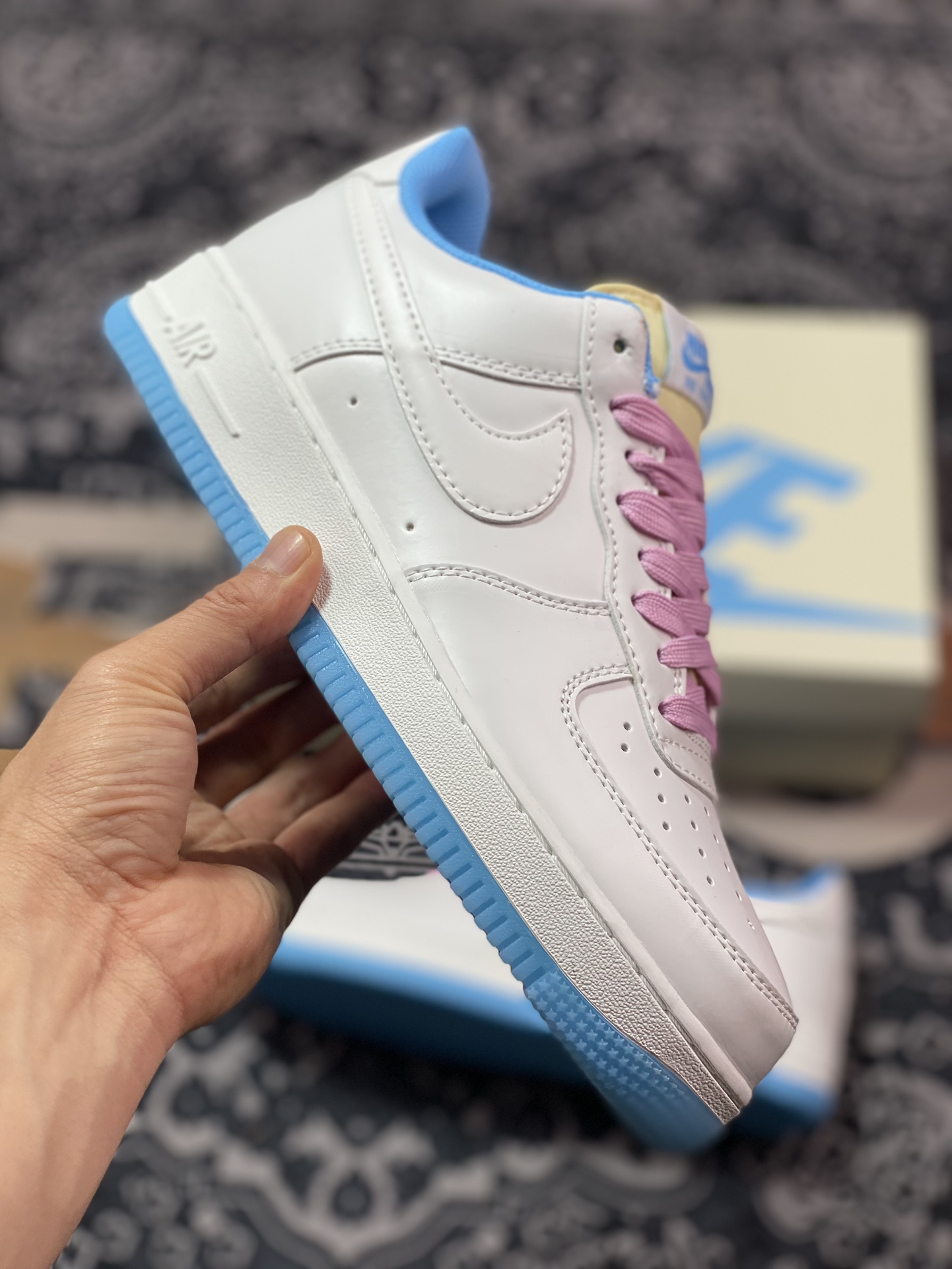 240 耐克Nike Wmns Air Force 1 '07 Low"UV Sail White/University Blue Pack"空军一号板鞋“米白蓝粉七彩紫外线光感”LC5688-001