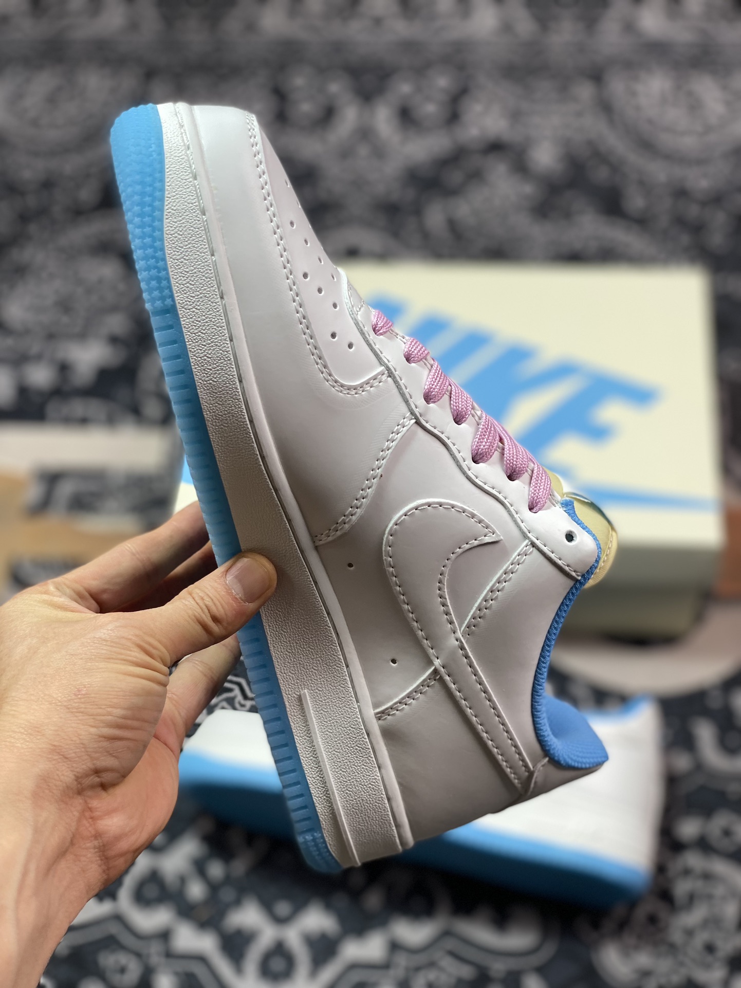 240 耐克Nike Wmns Air Force 1 '07 Low"UV Sail White/University Blue Pack"空军一号板鞋“米白蓝粉七彩紫外线光感”LC5688-001