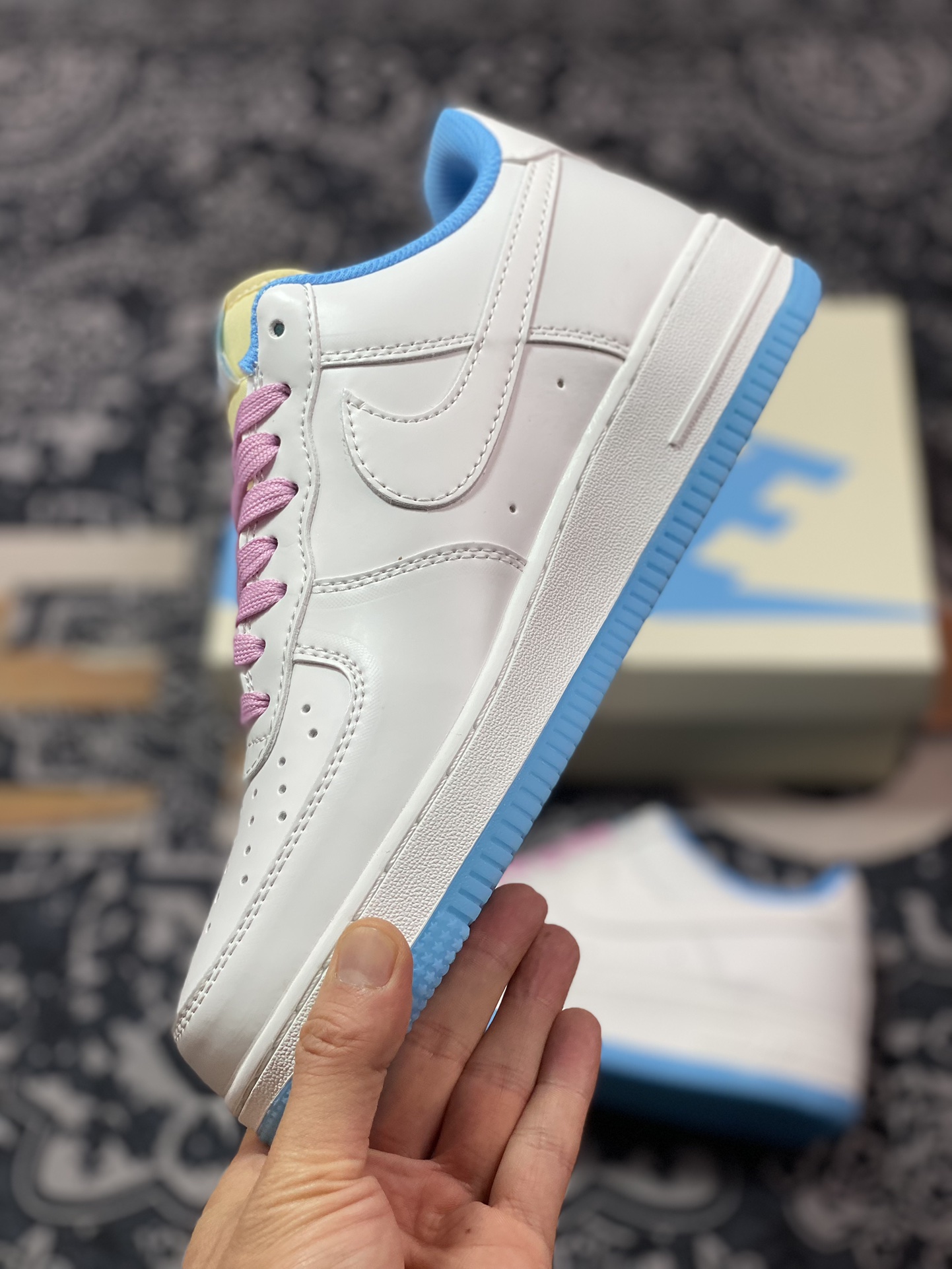 240 耐克Nike Wmns Air Force 1 '07 Low"UV Sail White/University Blue Pack"空军一号板鞋“米白蓝粉七彩紫外线光感”LC5688-001