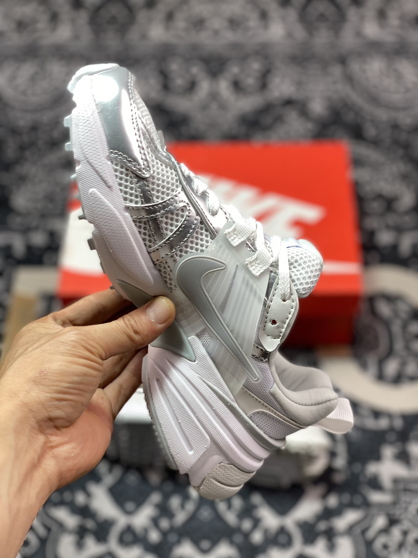 200 耐克Nike Wmns V2K Runtekk Low"Metallic Silver"复古慢跑鞋“金属银白”FD0736-104