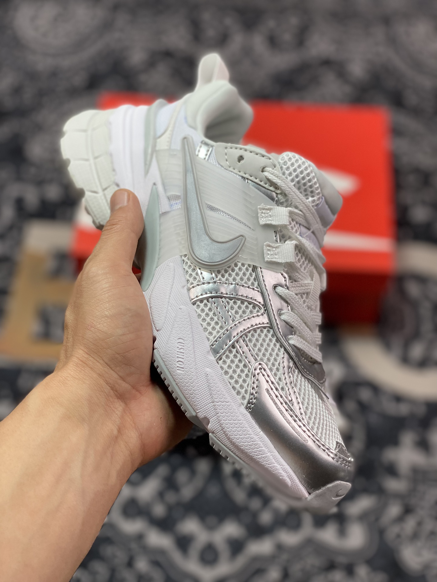 200 耐克Nike Wmns V2K Runtekk Low”Metallic Silver”复古慢跑鞋“金属银白”FD0736-104