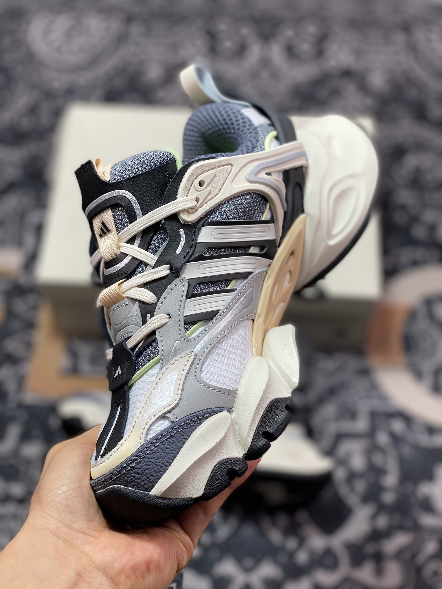 260 阿迪达斯Adidas XLG Runner Deluxe 跑步者豪华版系列低帮慢跑鞋“米白深灰橘粉绿”IH7796