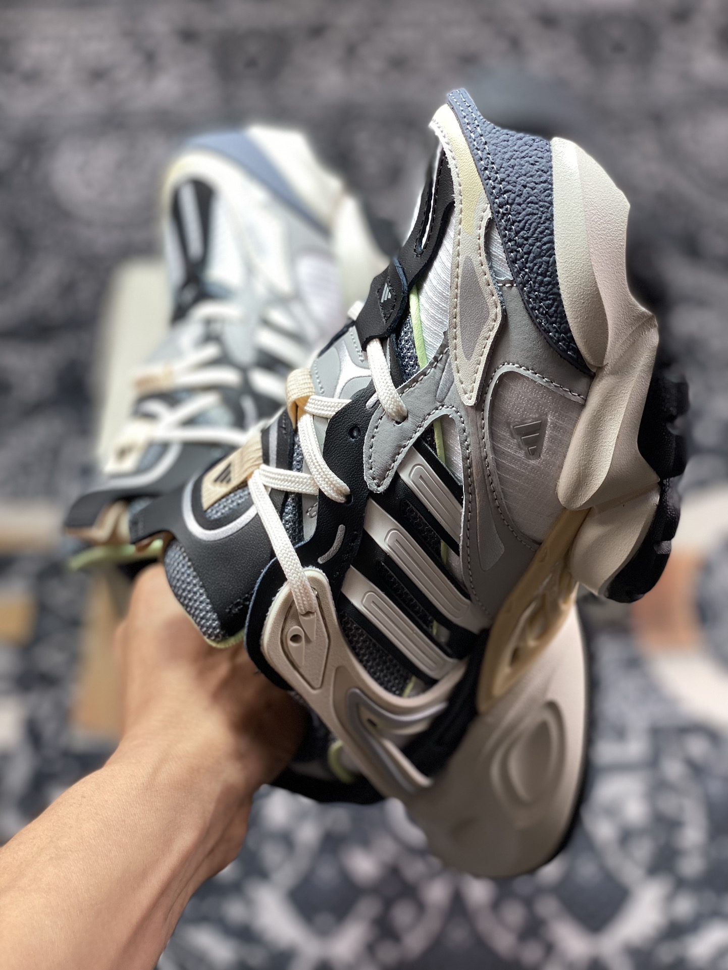 260 阿迪达斯Adidas XLG Runner Deluxe 跑步者豪华版系列低帮慢跑鞋“米白深灰橘粉绿”IH7796