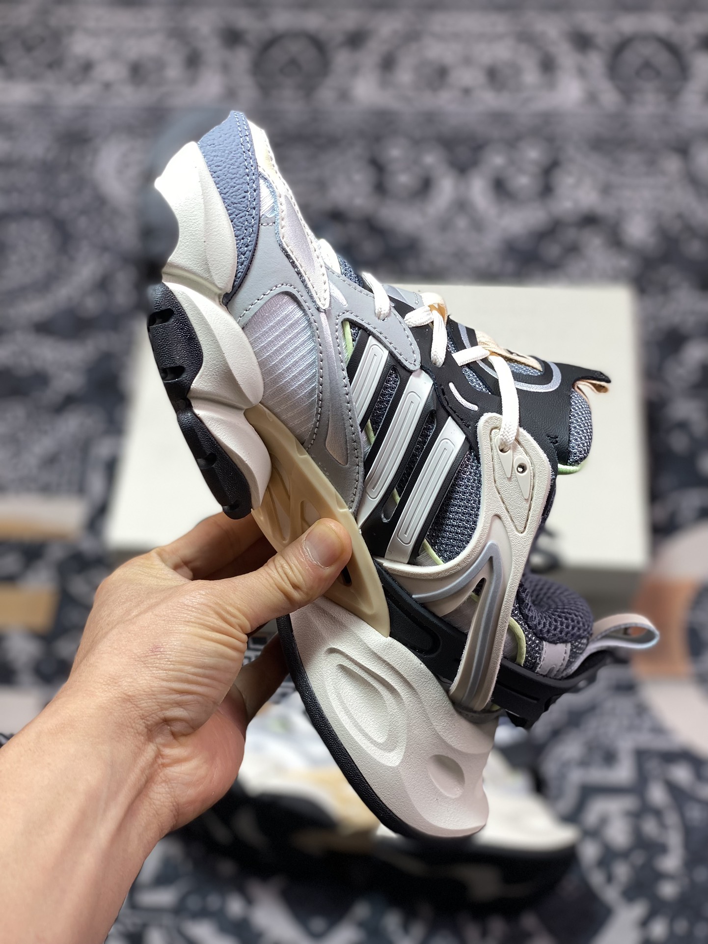 260 阿迪达斯Adidas XLG Runner Deluxe 跑步者豪华版系列低帮慢跑鞋“米白深灰橘粉绿”IH7796