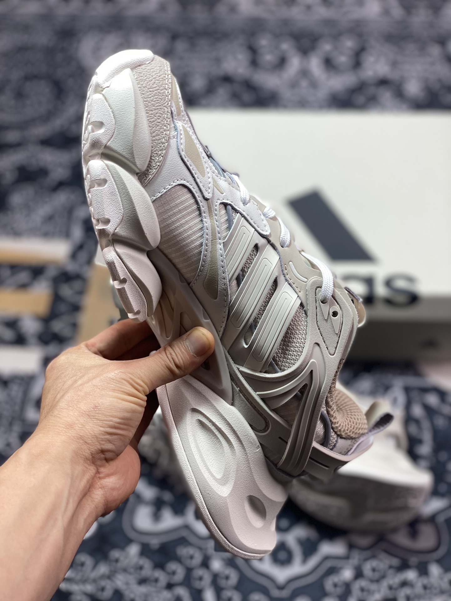 260 Adidas XLG Runner Deluxe 跑步者豪华版系列低帮慢跑鞋“浅卡其米白”IH7799