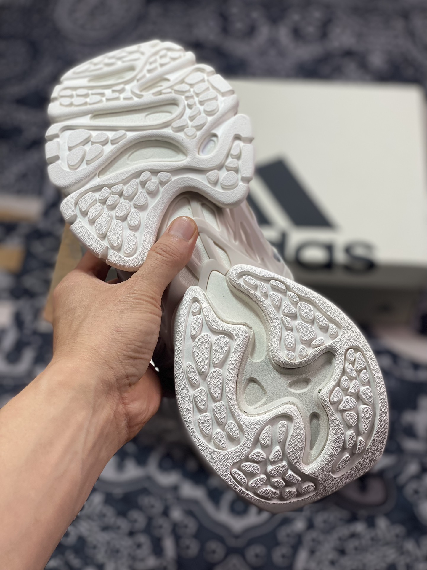 260 Adidas XLG Runner Deluxe 跑步者豪华版系列低帮慢跑鞋“浅卡其米白”IH7799