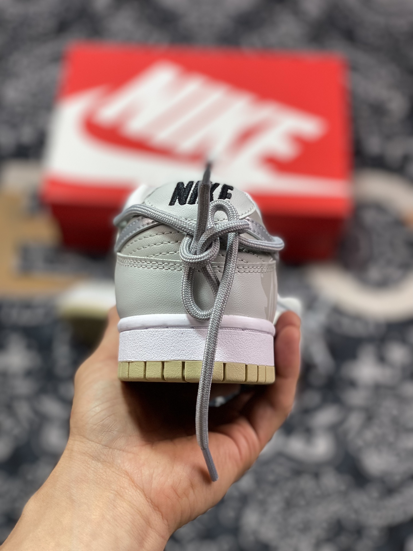 300 耐克Nike SB Dunk Low"Year of the Dragon"扣篮系列低帮板鞋“银灰丝绸呤珑绑绳”DV0833-100