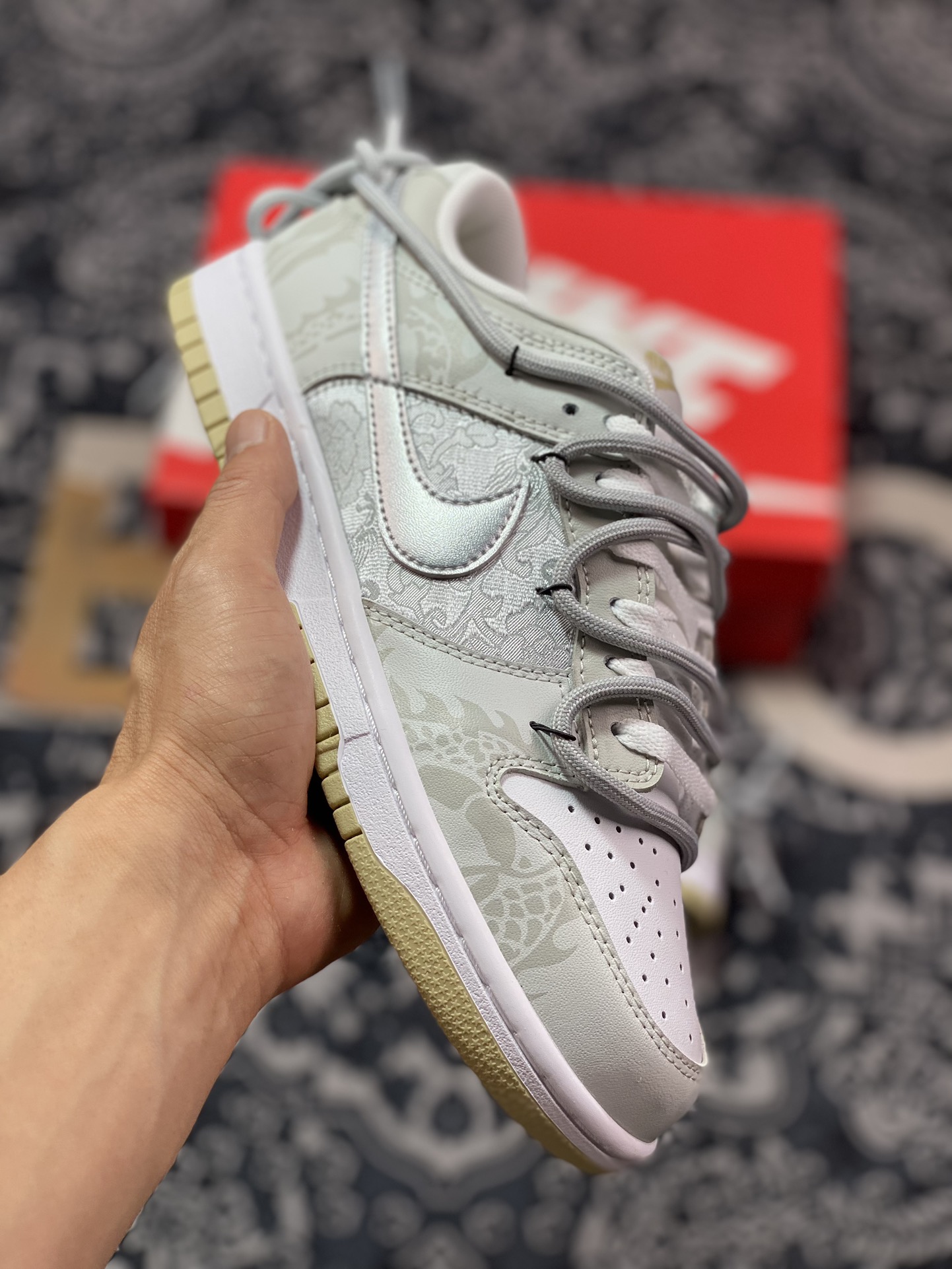 300 耐克Nike SB Dunk Low”Year of the Dragon”扣篮系列低帮板鞋“银灰丝绸呤珑绑绳”DV0833-100
