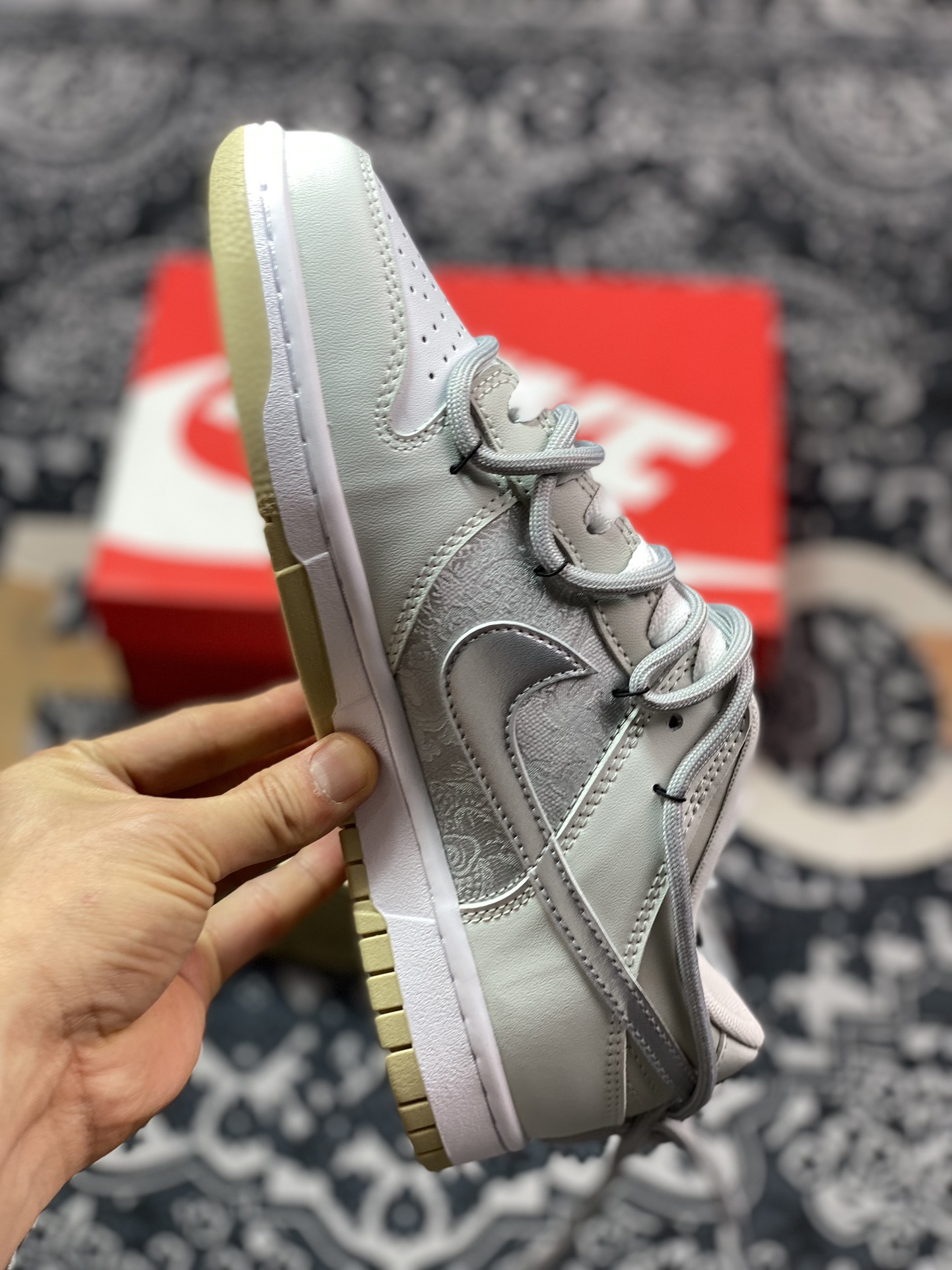 300 耐克Nike SB Dunk Low"Year of the Dragon"扣篮系列低帮板鞋“银灰丝绸呤珑绑绳”DV0833-100