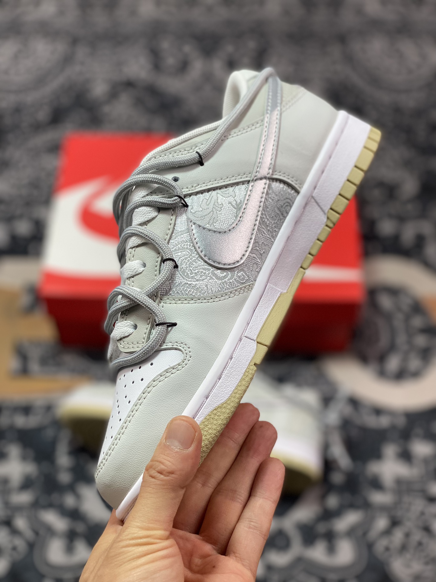 300 耐克Nike SB Dunk Low"Year of the Dragon"扣篮系列低帮板鞋“银灰丝绸呤珑绑绳”DV0833-100