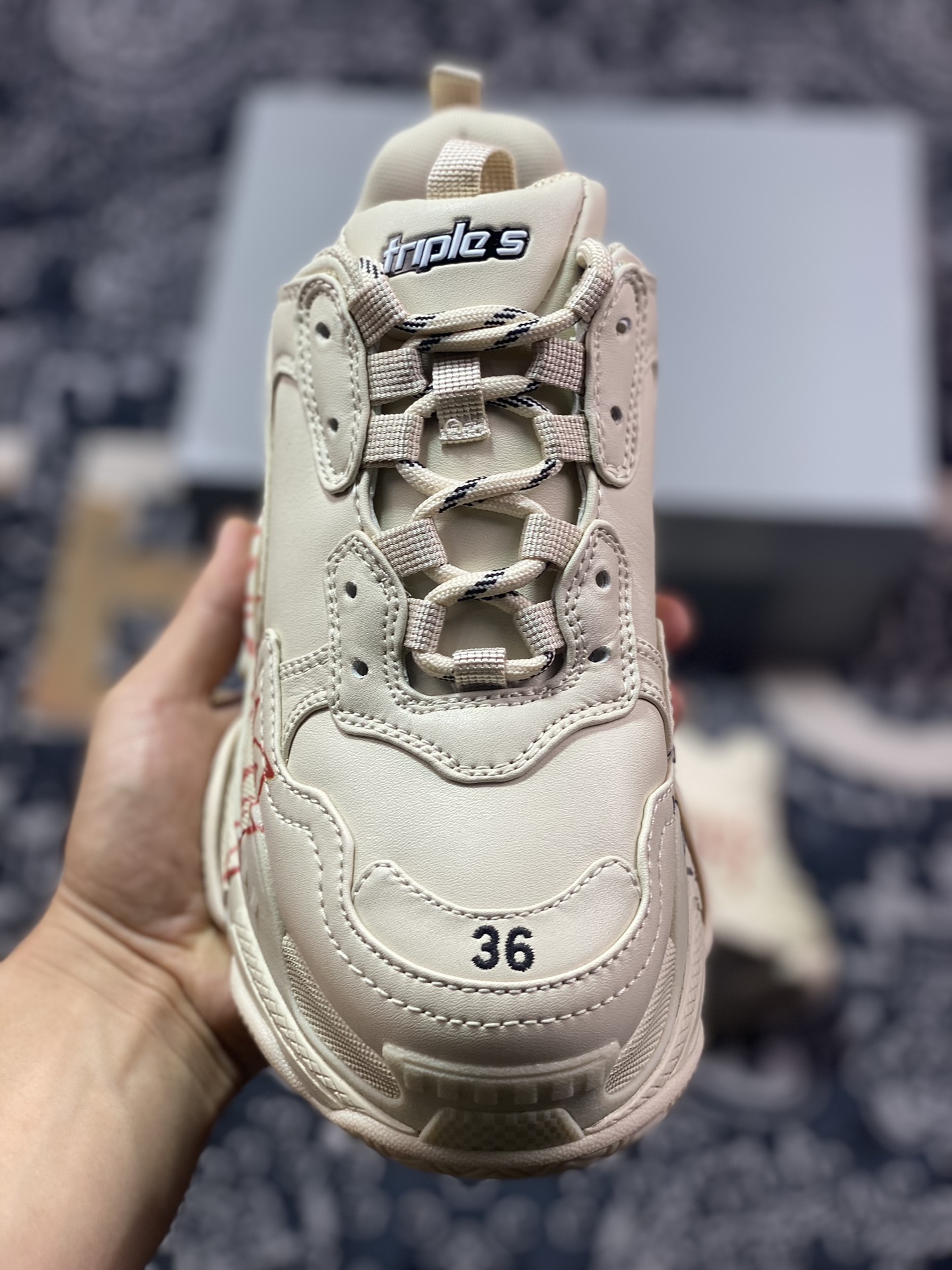 380 巴黎世家Balenciaga Triple S Trainers Sneaker"Beige/Red Black/LOGO"三倍运动鞋“米白红黑鸳鸯涂鸦LOGO”524039 W2FAY 9016