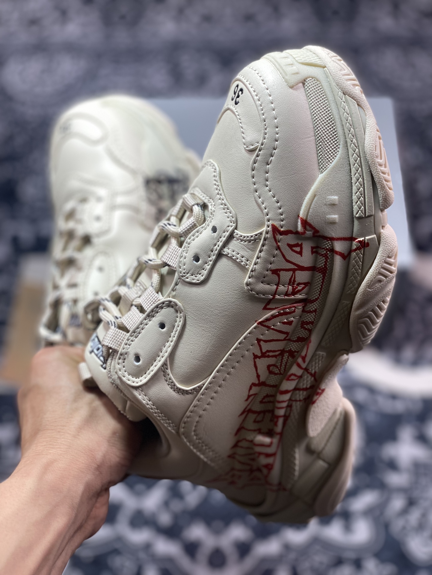 380 巴黎世家Balenciaga Triple S Trainers Sneaker"Beige/Red Black/LOGO"三倍运动鞋“米白红黑鸳鸯涂鸦LOGO”524039 W2FAY 9016