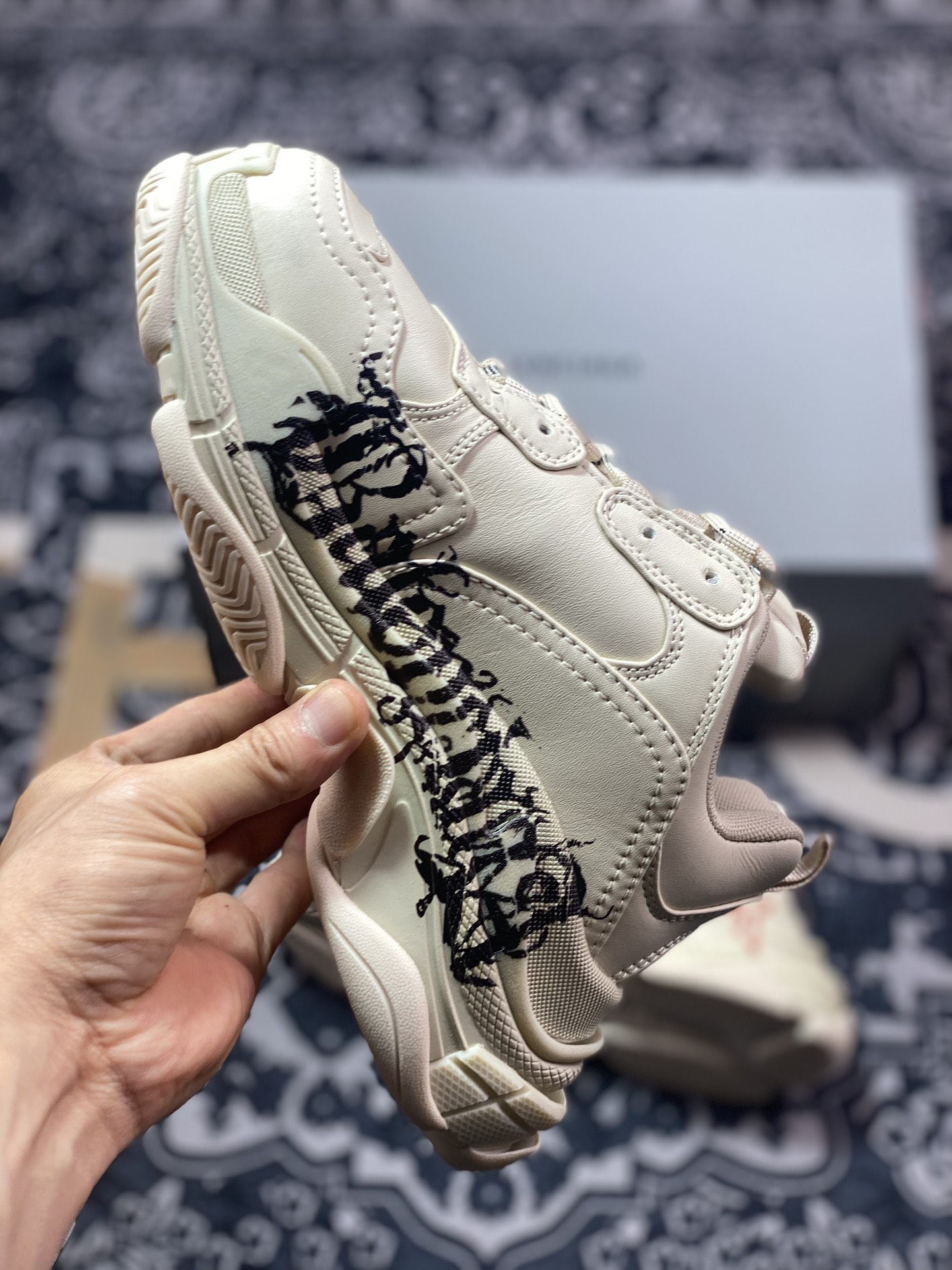 380 巴黎世家Balenciaga Triple S Trainers Sneaker"Beige/Red Black/LOGO"三倍运动鞋“米白红黑鸳鸯涂鸦LOGO”524039 W2FAY 9016