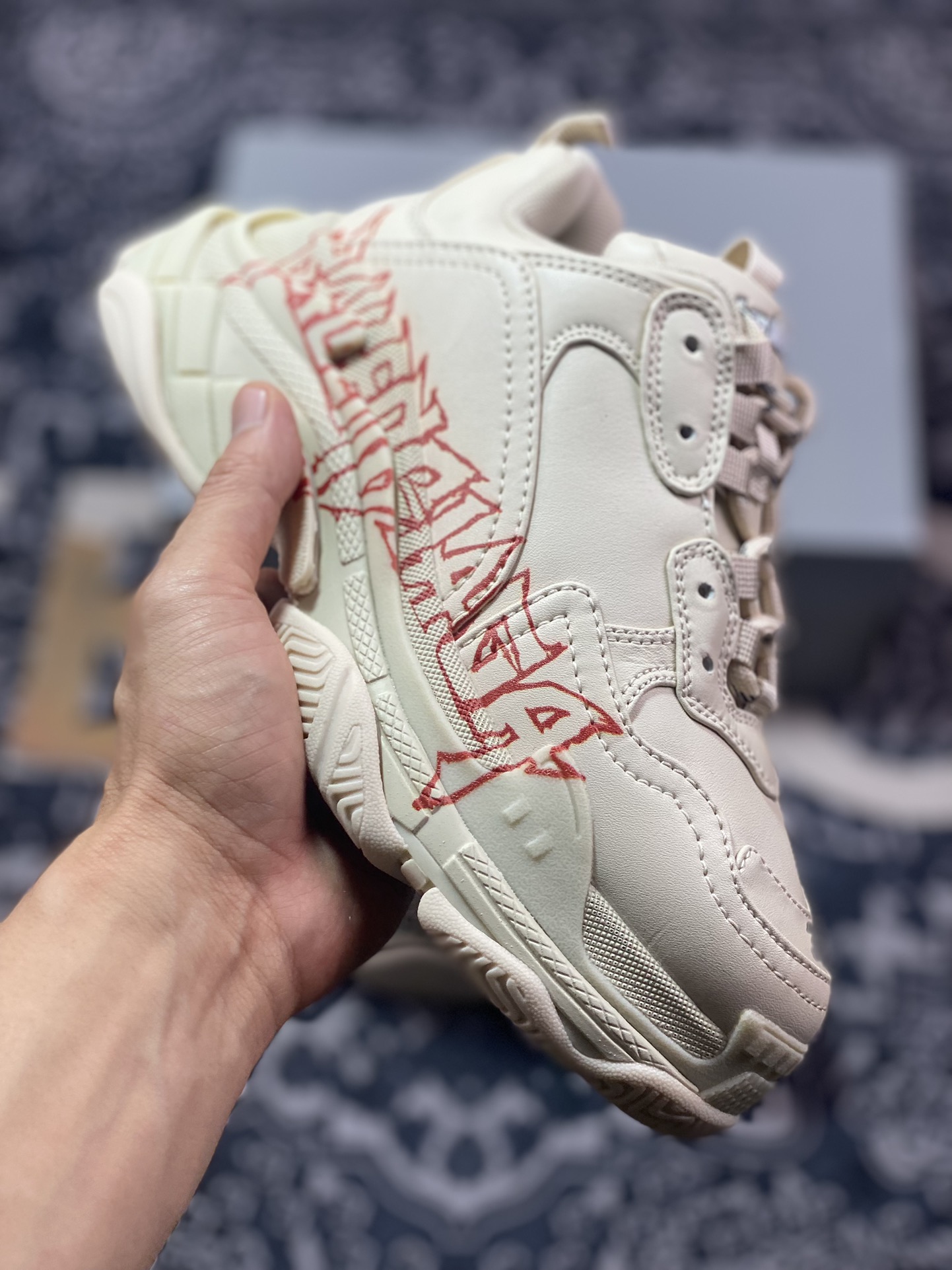 380 巴黎世家Balenciaga Triple S Trainers Sneaker”Beige/Red Black/LOGO”三倍运动鞋“米白红黑鸳鸯涂鸦LOGO”524039 W2FAY 9016