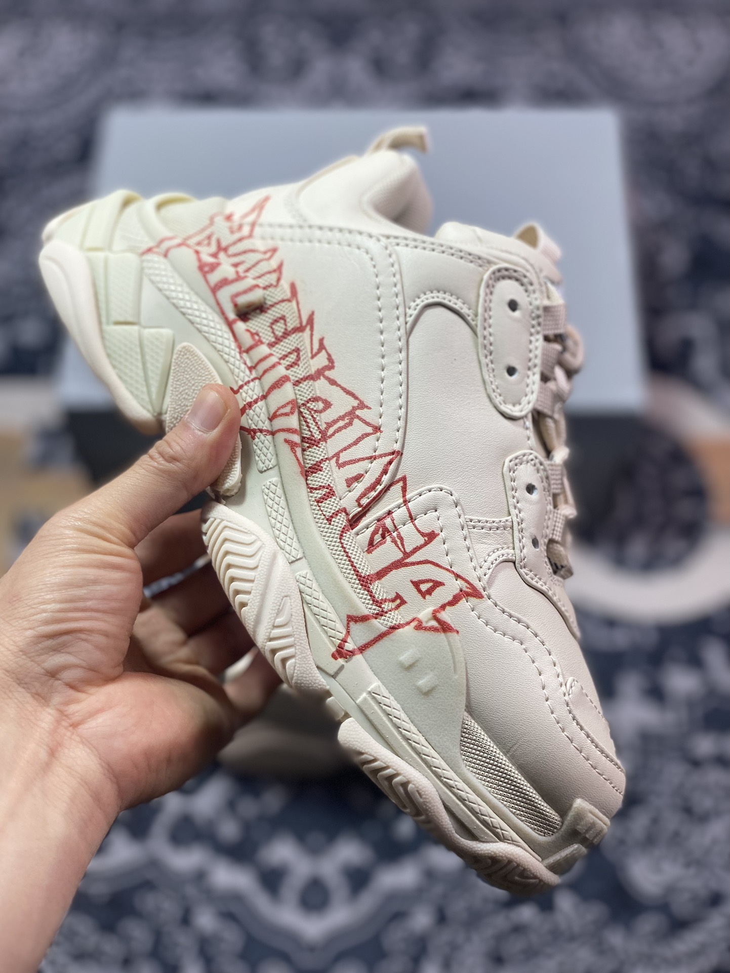 380 巴黎世家Balenciaga Triple S Trainers Sneaker"Beige/Red Black/LOGO"三倍运动鞋“米白红黑鸳鸯涂鸦LOGO”524039 W2FAY 9016