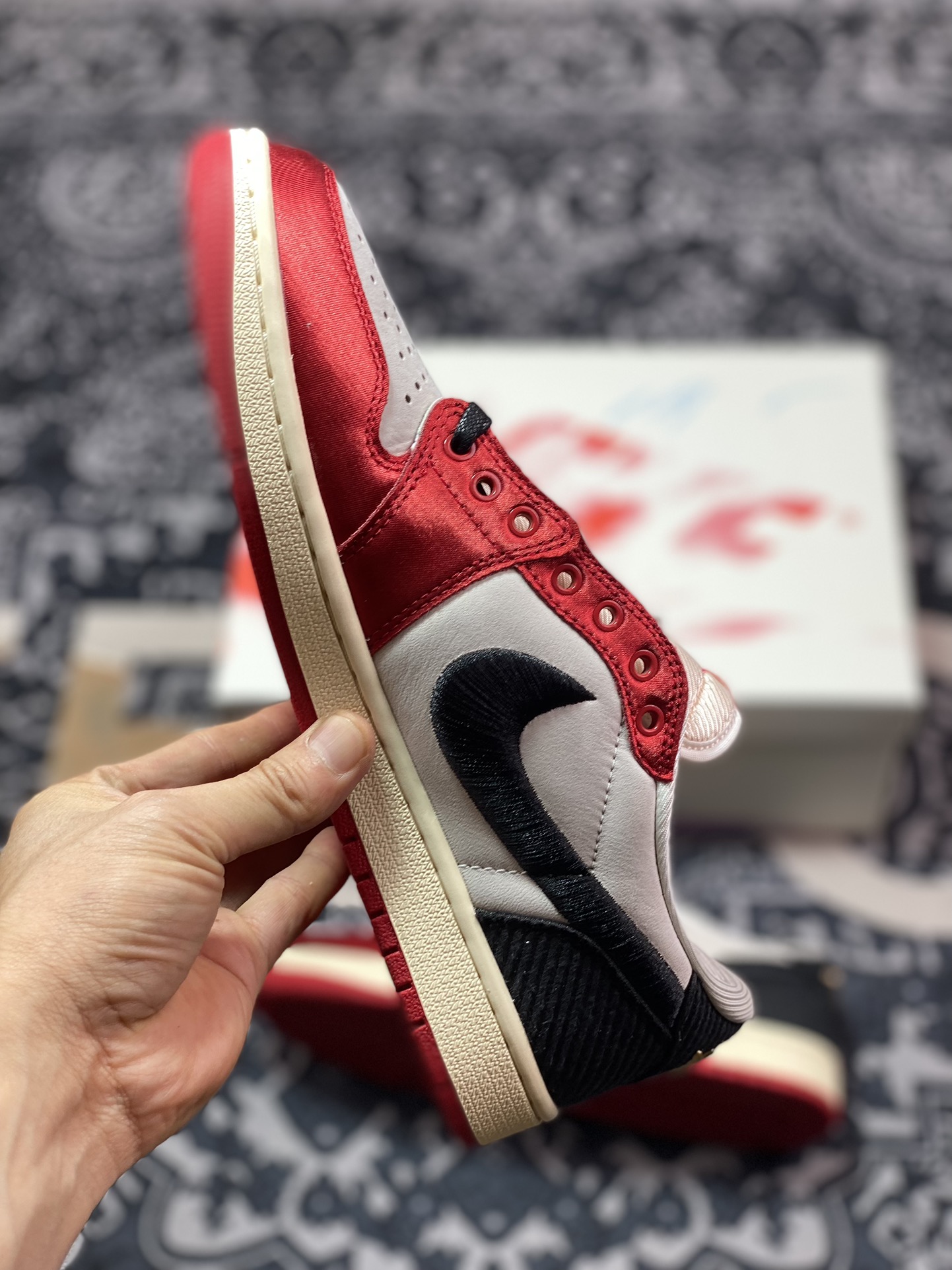 420 Trophy Room x Nike Air Jordan 1 Retro Low OG SP"Away"AJ1乔丹一代篮球鞋“联名丝绸白黑红芝加哥”FN0432-100