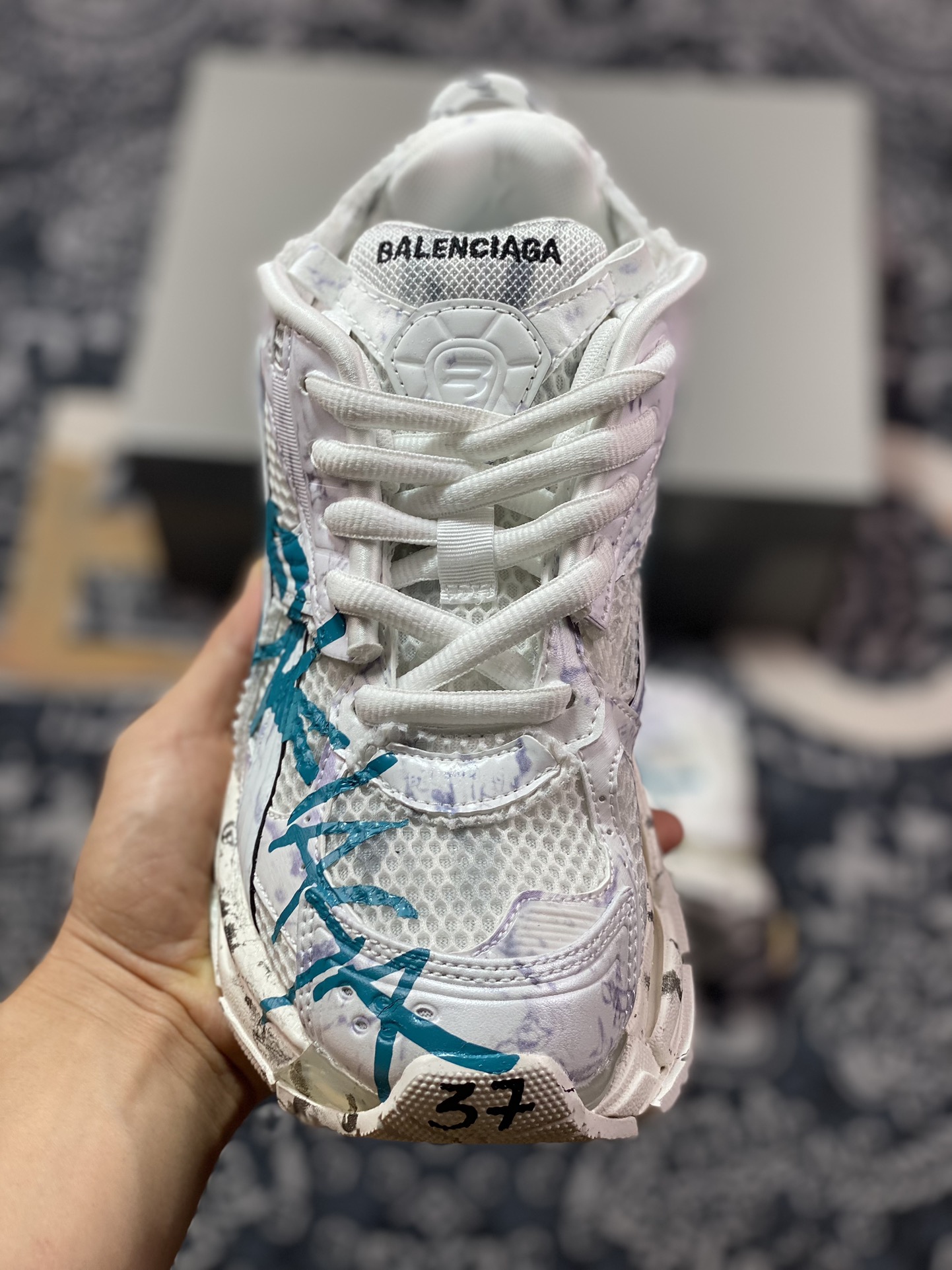 500 巴黎世家BALENCIAGA Runner Sneaker"White/Water Blue"慢跑系“解构破坏白水蓝涂鸦LOGO”772767 W3RNY 0133