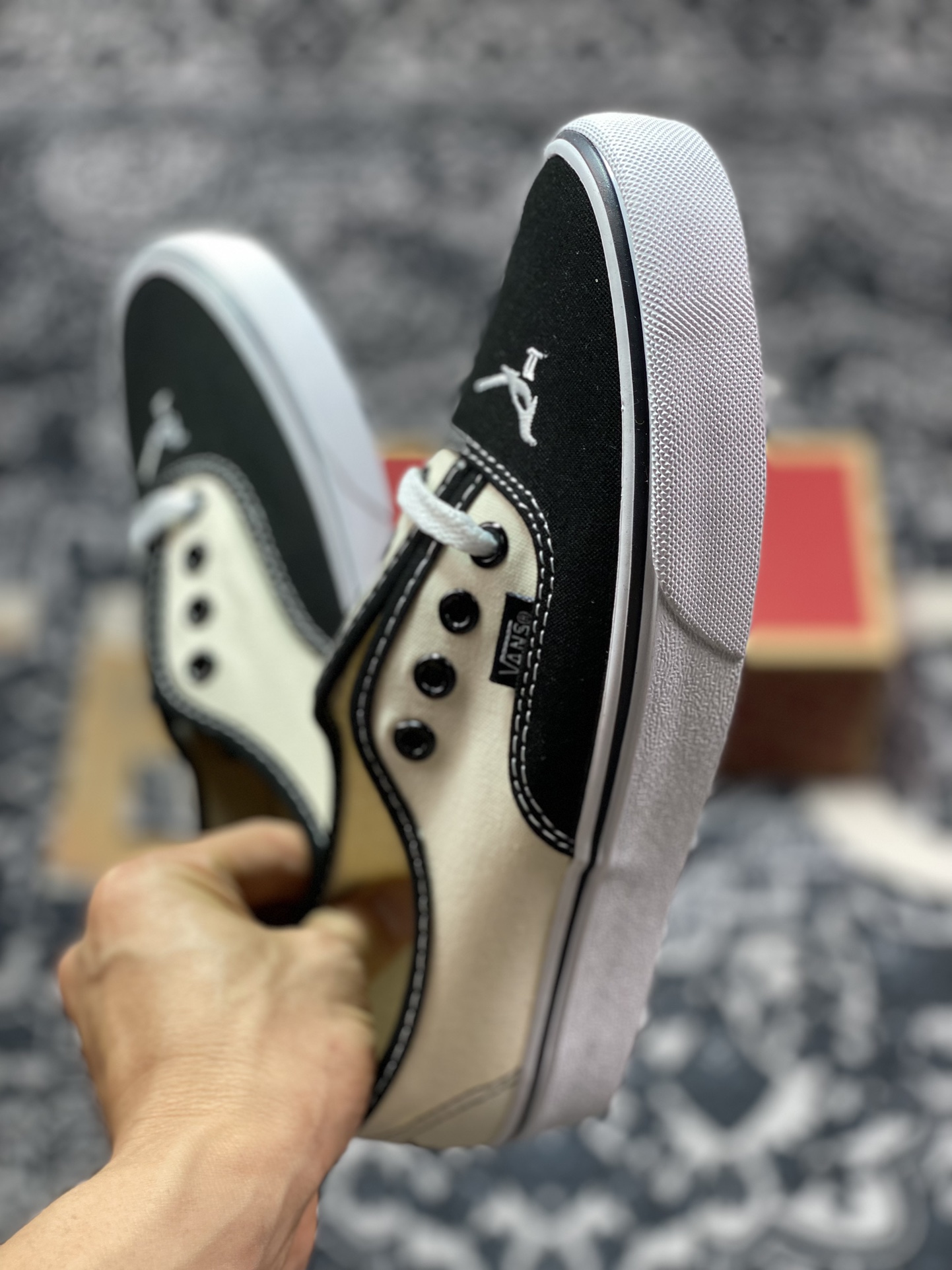 150 Vans Authentic 和平鸽 经典黑白帆布拼接低帮运动板鞋 VN000CR5BPB1