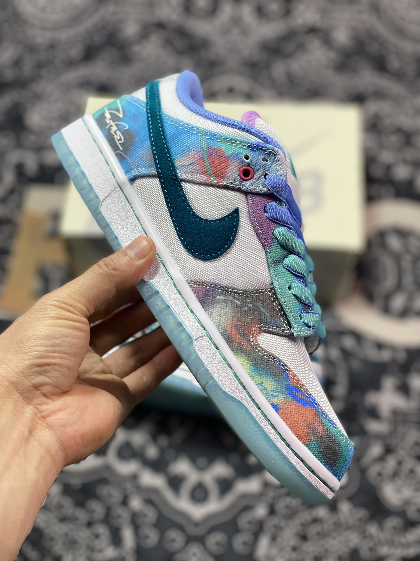 350 Futura Laboratories X Nike SB Dunk Low Pro"Bleached Aqua"扣篮板鞋“联名白水蓝水晶扎染涂鸦”HF6061-400