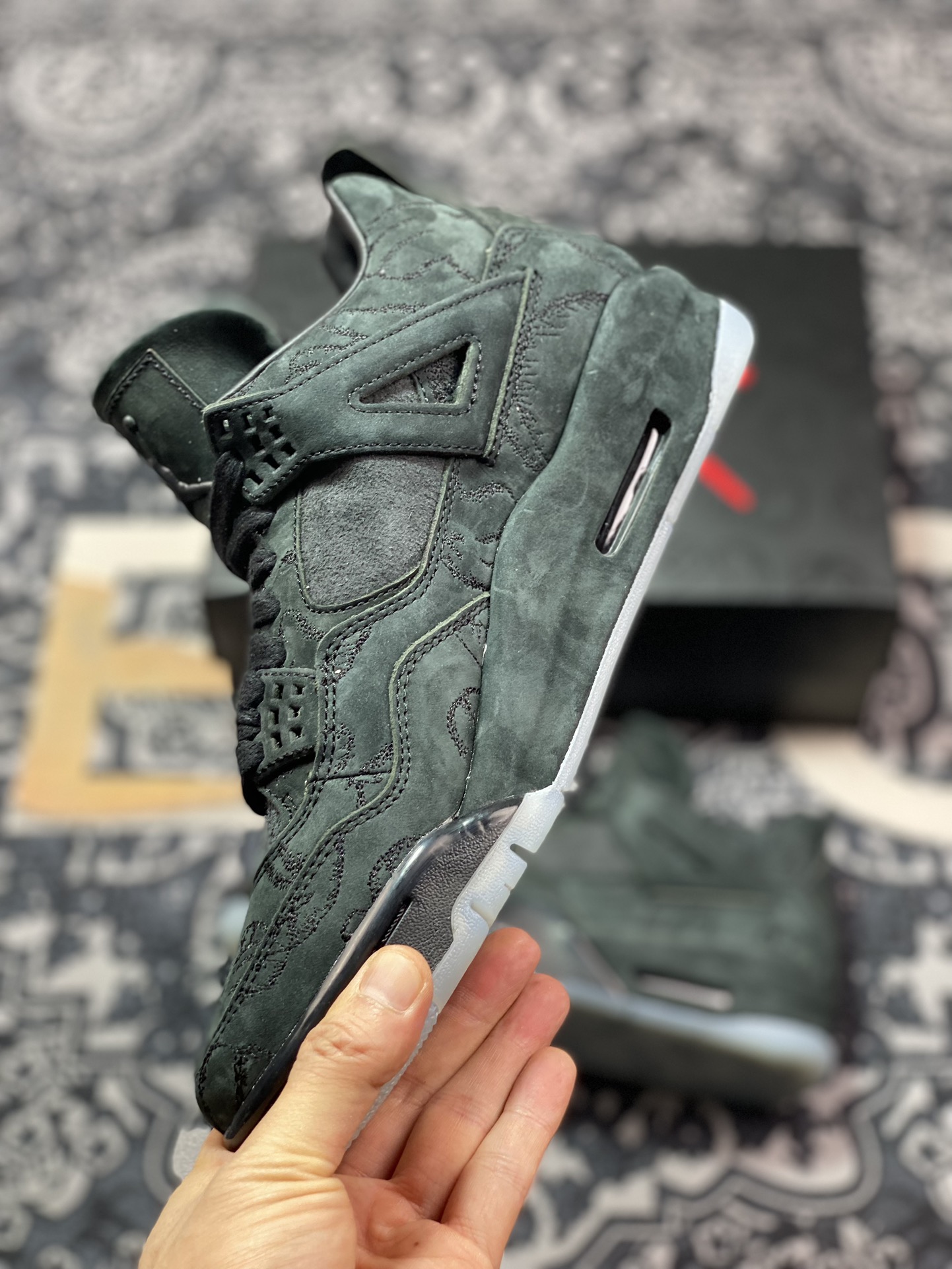 580 KAWS x Air Jordan AJ4 ”Black” 涂鸦联名酷黑 930155-001