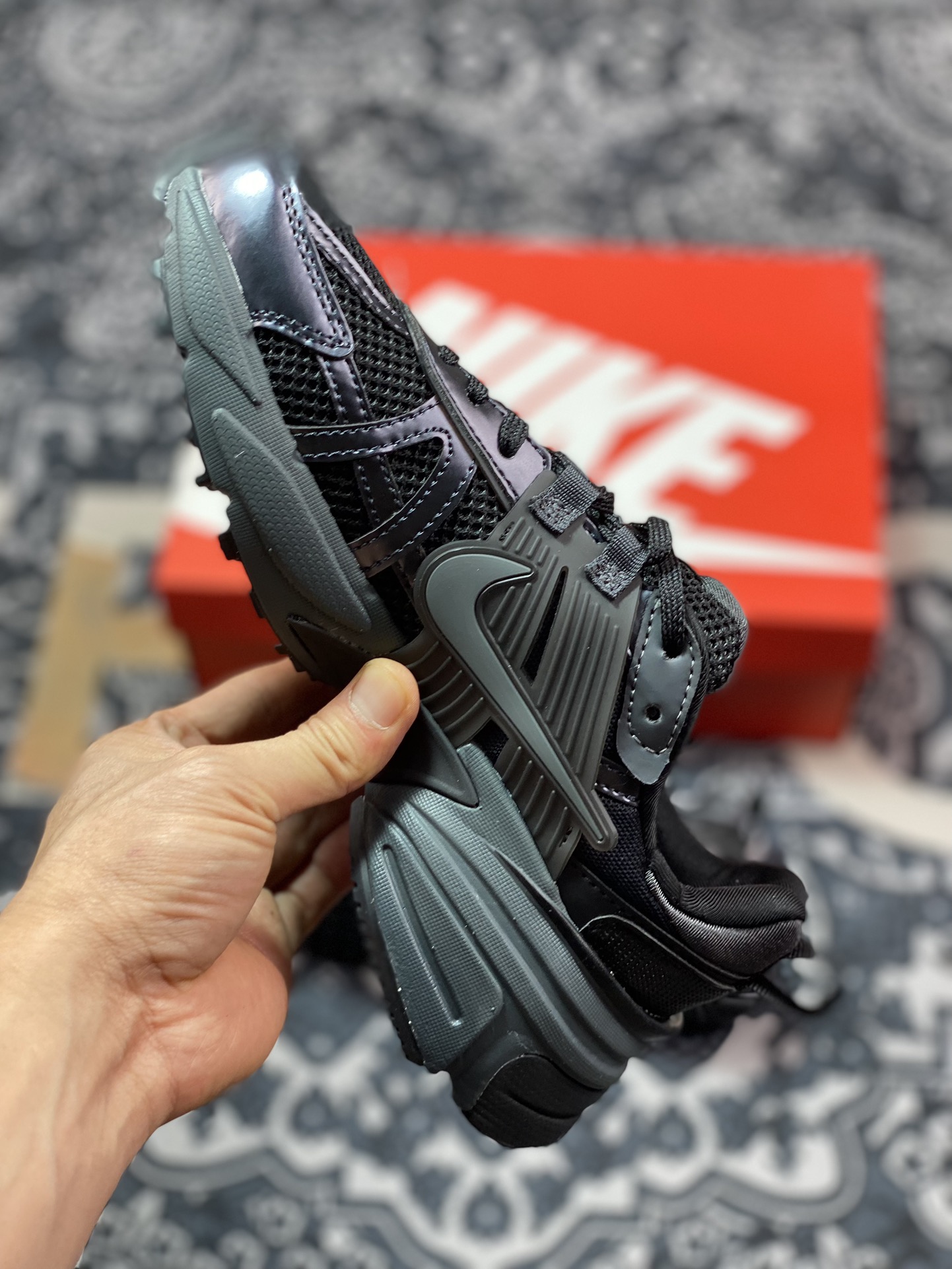 200 Nike Wmns V2K Runtekk Low”Black”复古潮系列慢跑鞋“全黑暗灰”FD0736-001