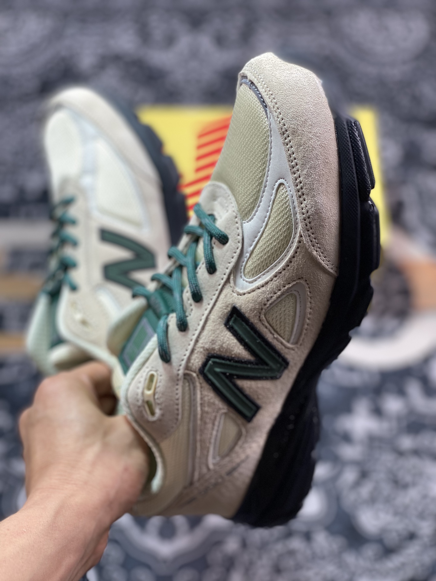 260 NB新百伦New Balance in USA M990V4”Macadamia Nut”系列老爹跑步鞋“澳洲建构米黄绿黑”U990GB4