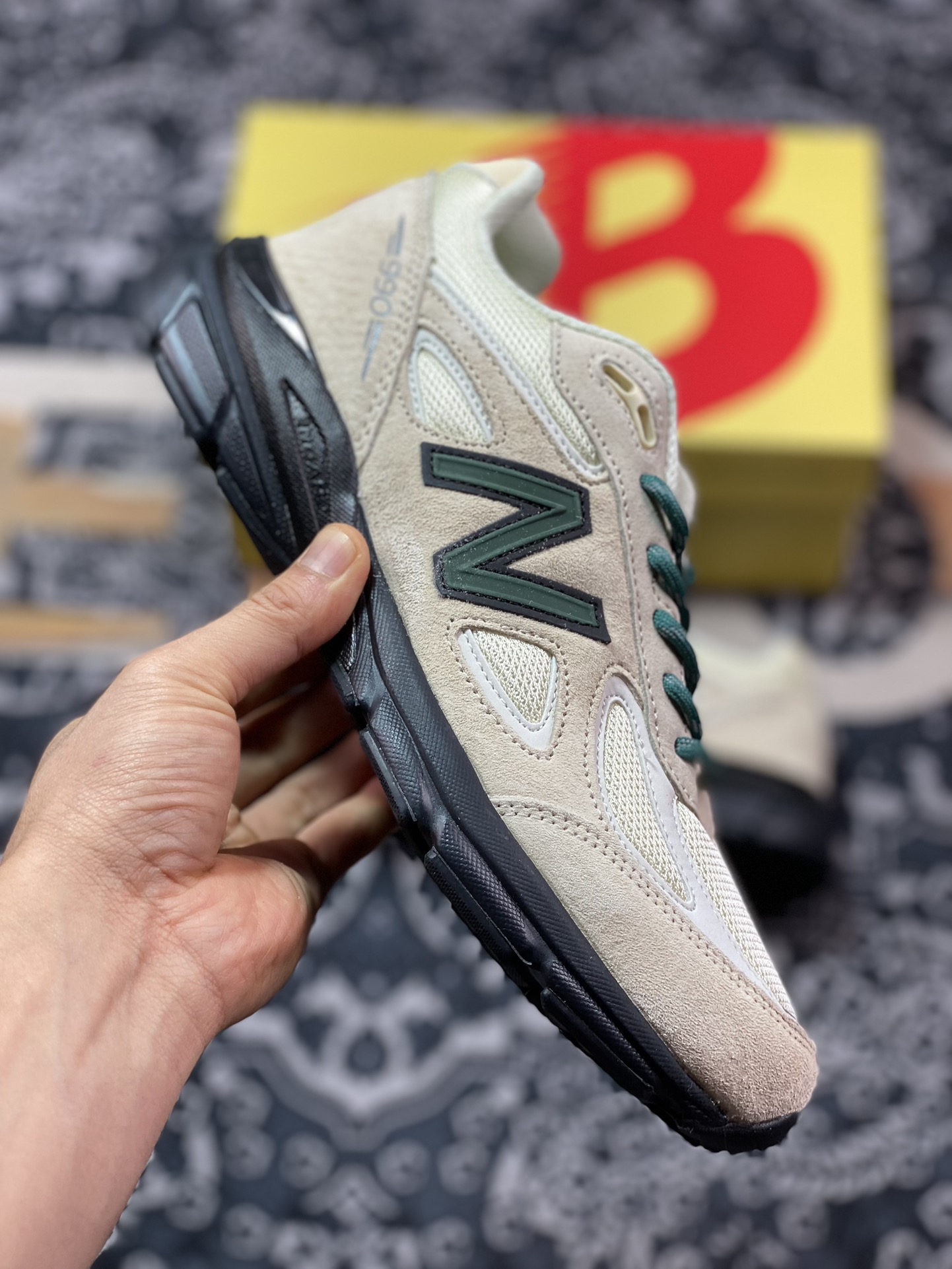 260 NB新百伦New Balance in USA M990V4”Macadamia Nut”系列老爹跑步鞋“澳洲建构米黄绿黑”U990GB4