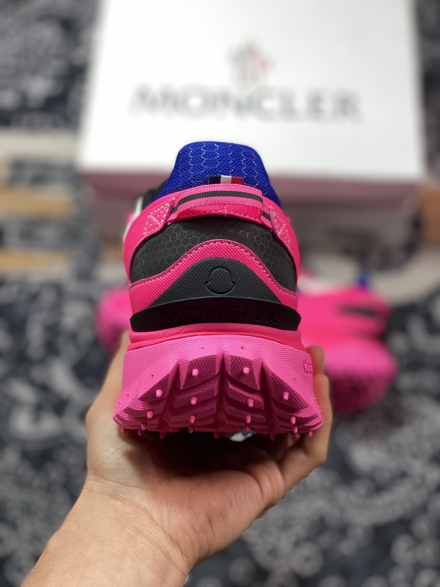 470 Moncler Trailgrip Gore-Tex 越野旅行系列运动鞋“荧光粉皇家蓝黑”4M00110M2670198