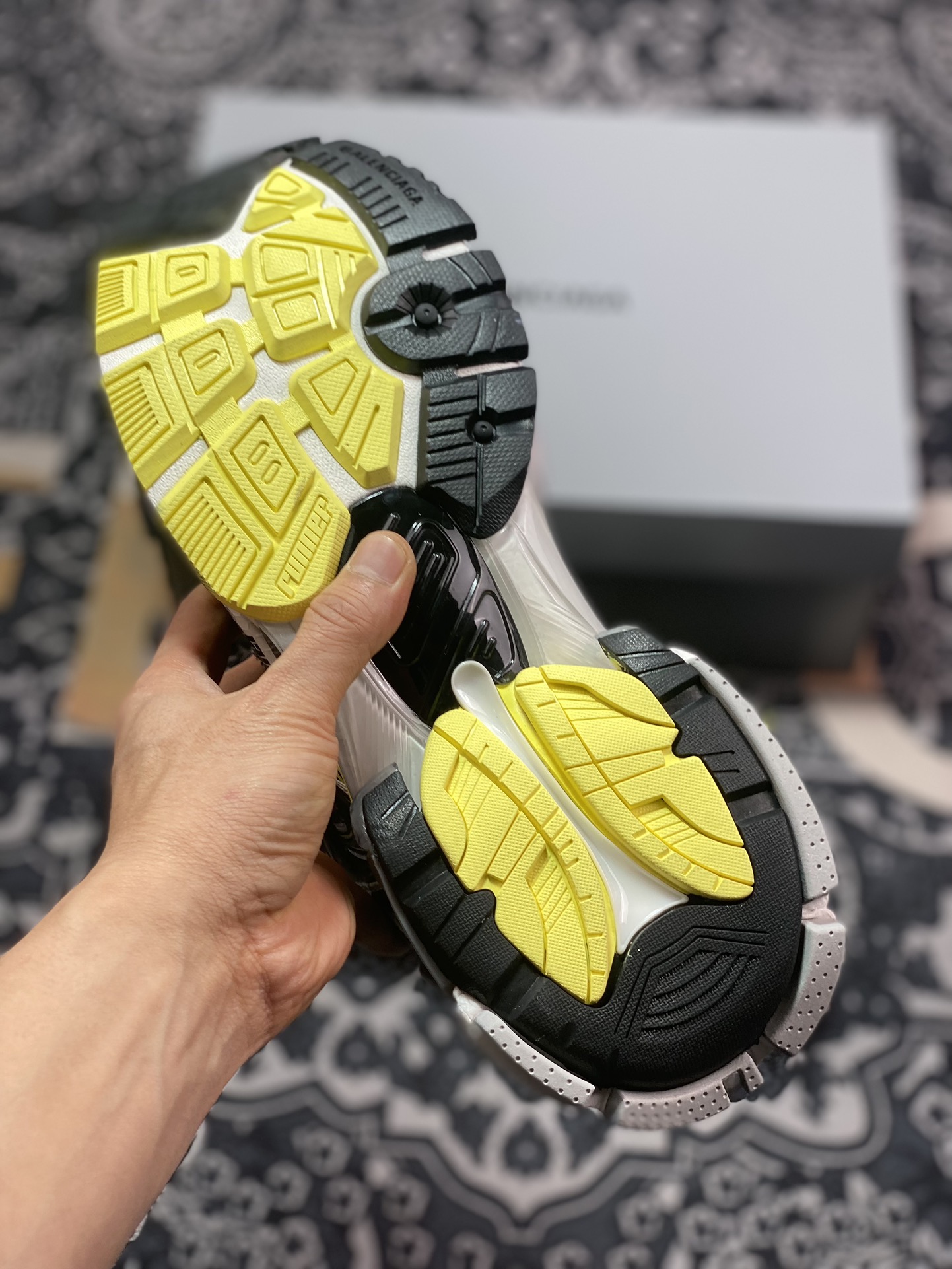 520 巴黎世家BALENCIAGA Runner Sneaker”Sliver/Black/Volt”慢跑鞋“解构破坏亮绿黑灰”772774 W3RMU 1279